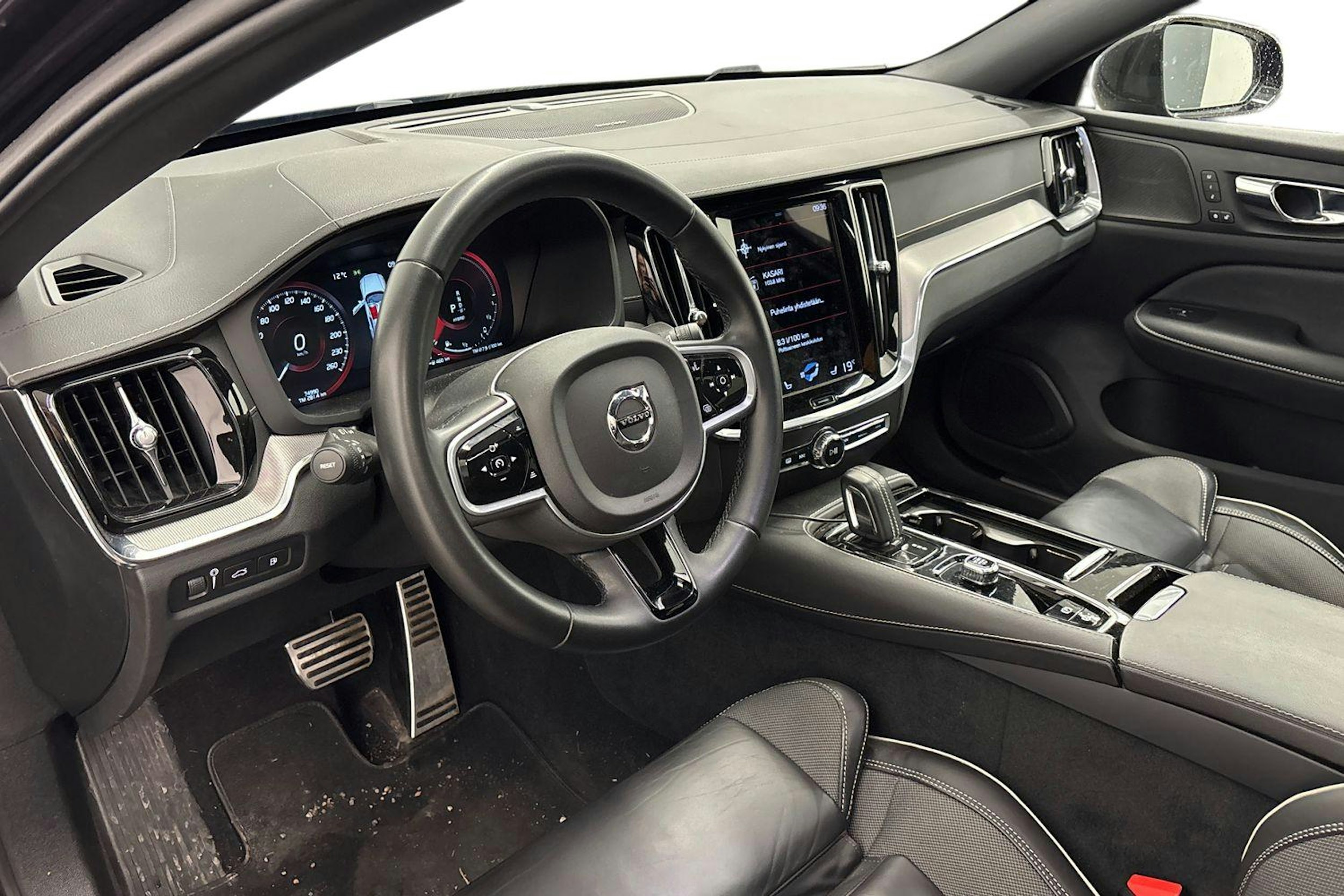 musta Volvo S60 2022 kuva 3.