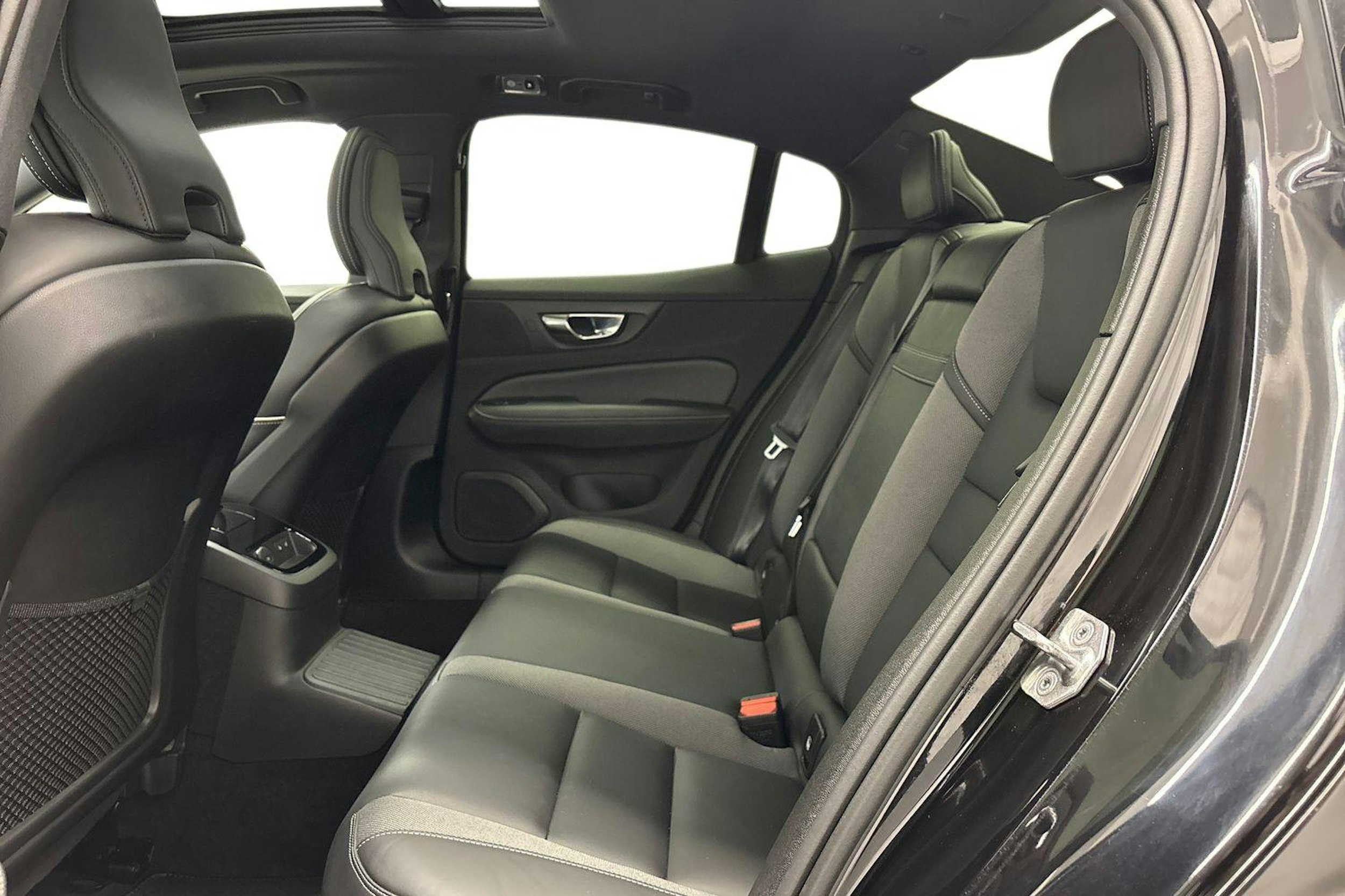 musta Volvo S60 2022 kuva 8.