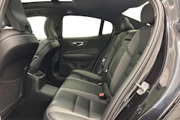 musta Volvo S60 2022 kuva 8.
