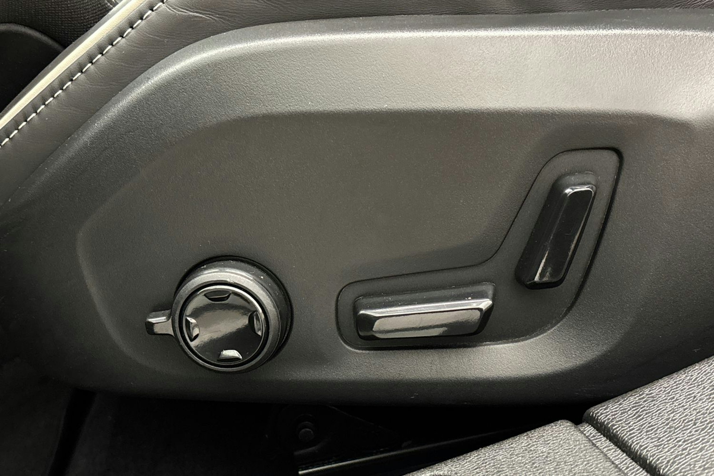 musta Volvo S60 2022 kuva 12.