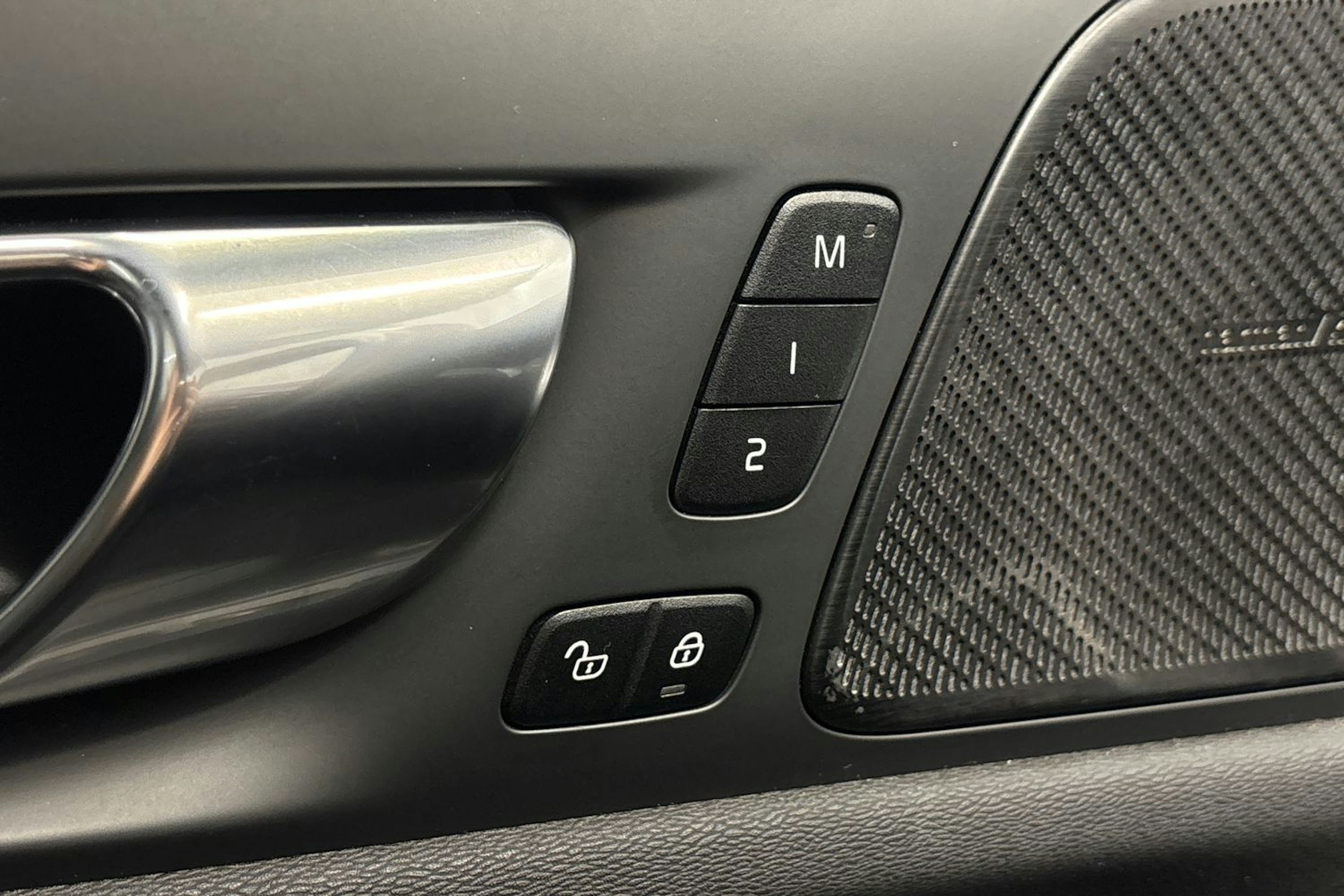 musta Volvo S60 2022 kuva 13.