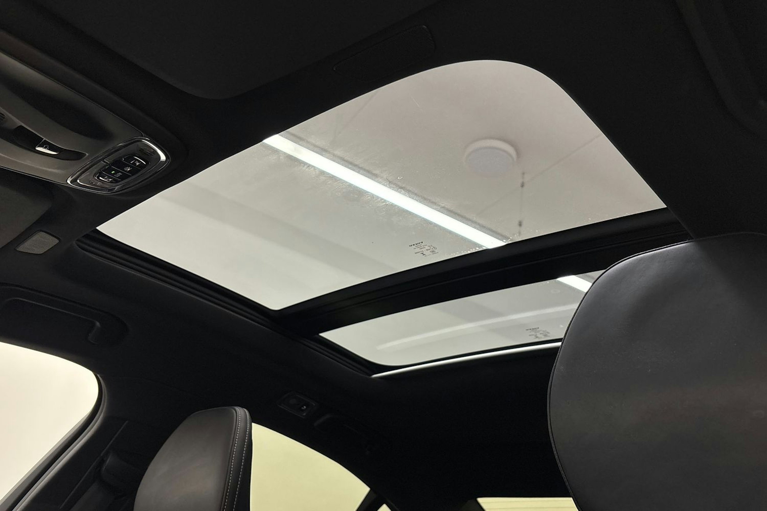 musta Volvo S60 2022 kuva 14.