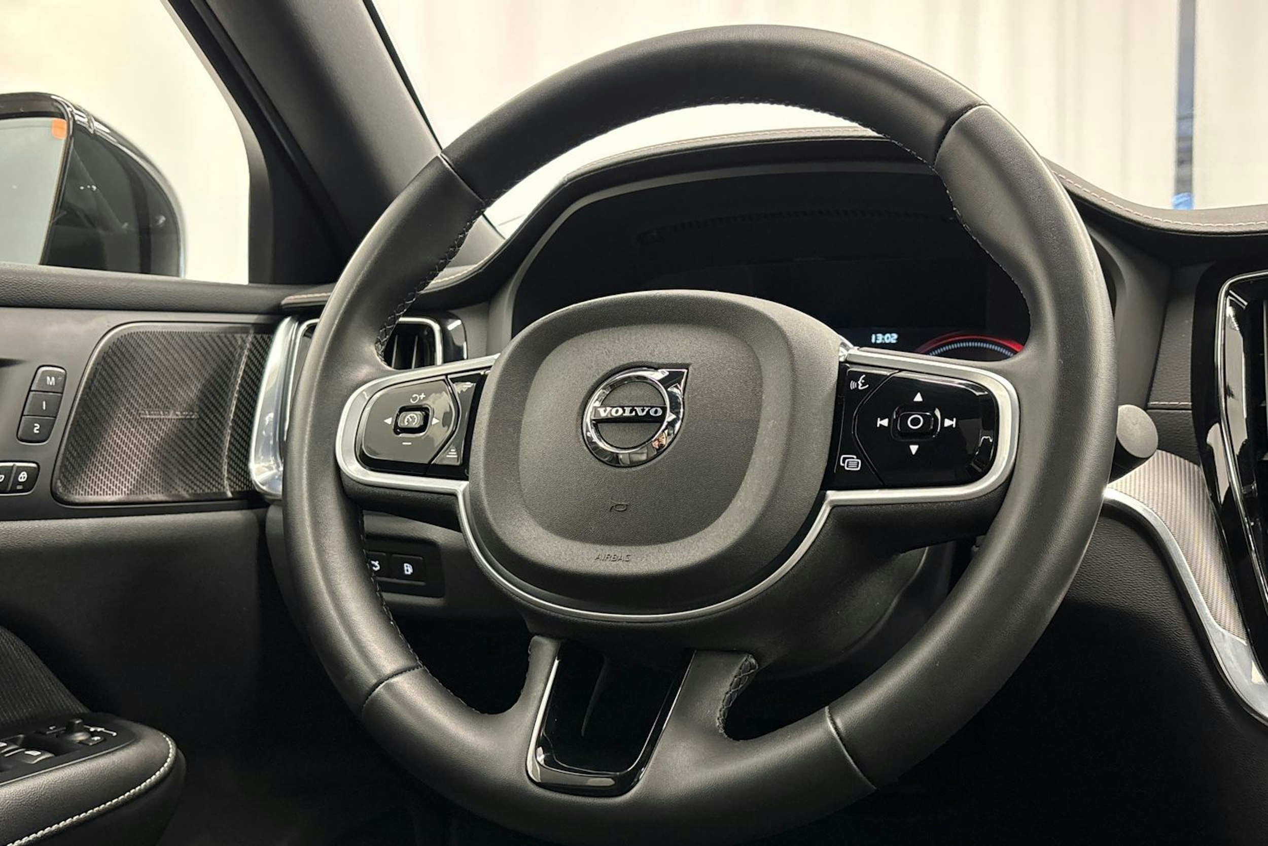 musta Volvo S60 2022 kuva 15.