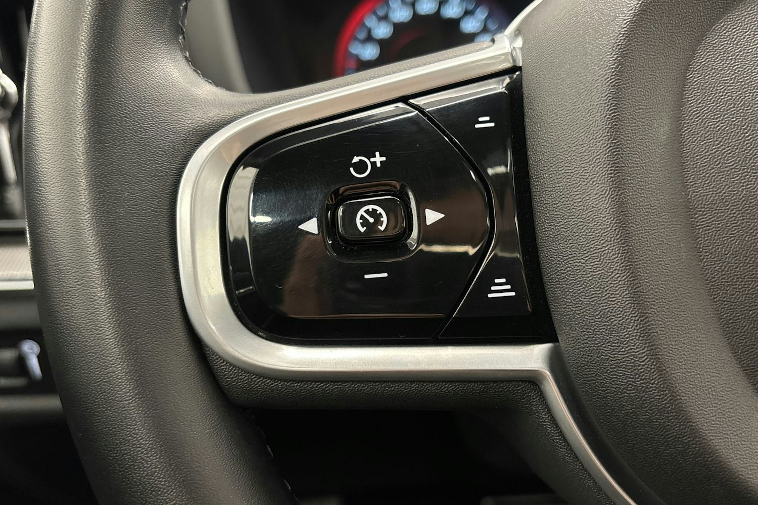 musta Volvo S60 2022 kuva 16.