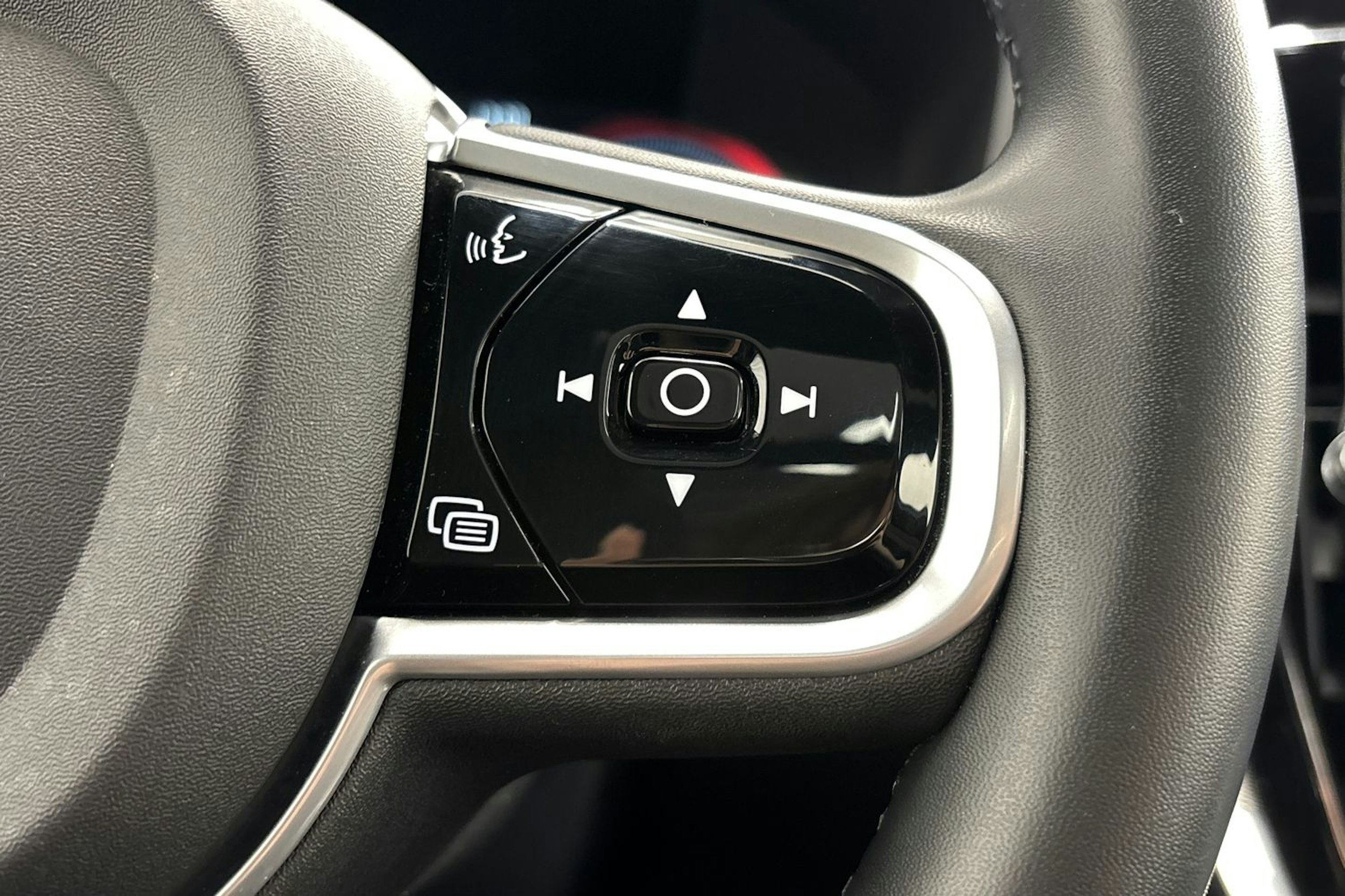 musta Volvo S60 2022 kuva 17.