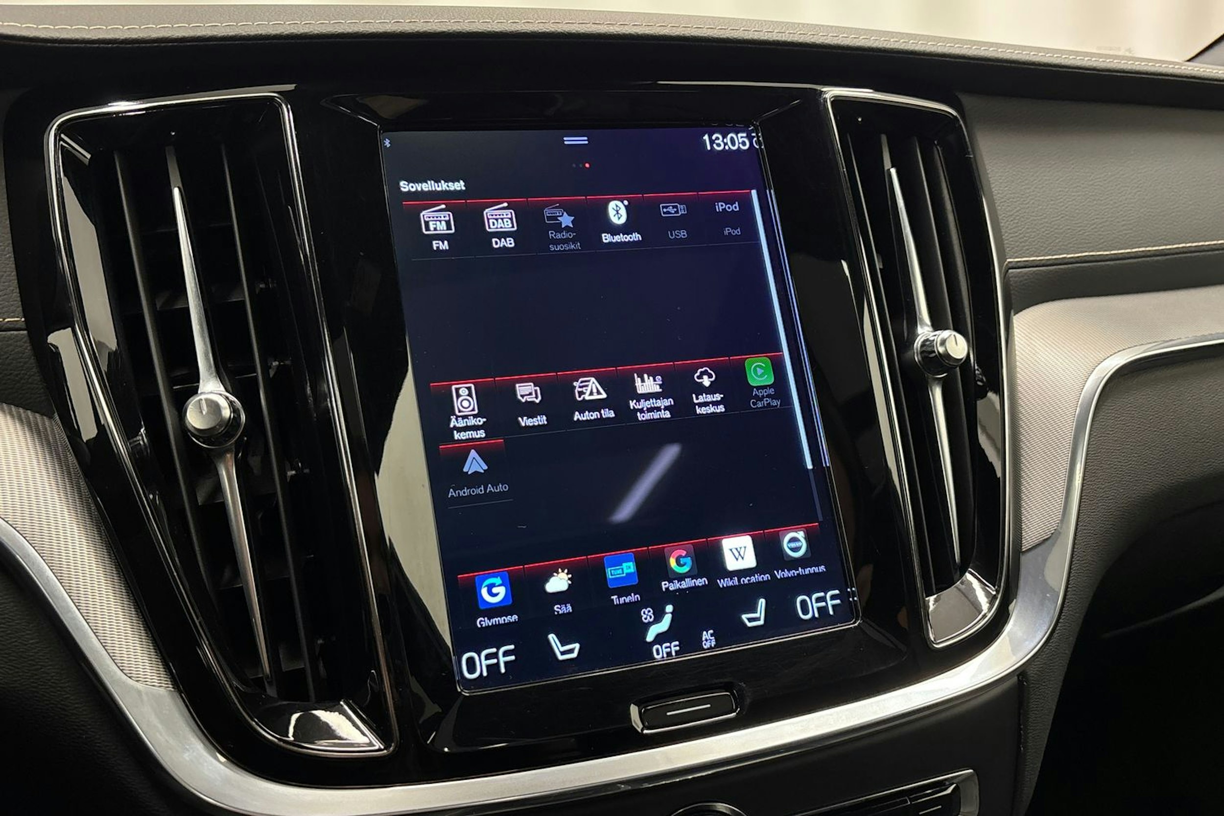 musta Volvo S60 2022 kuva 21.