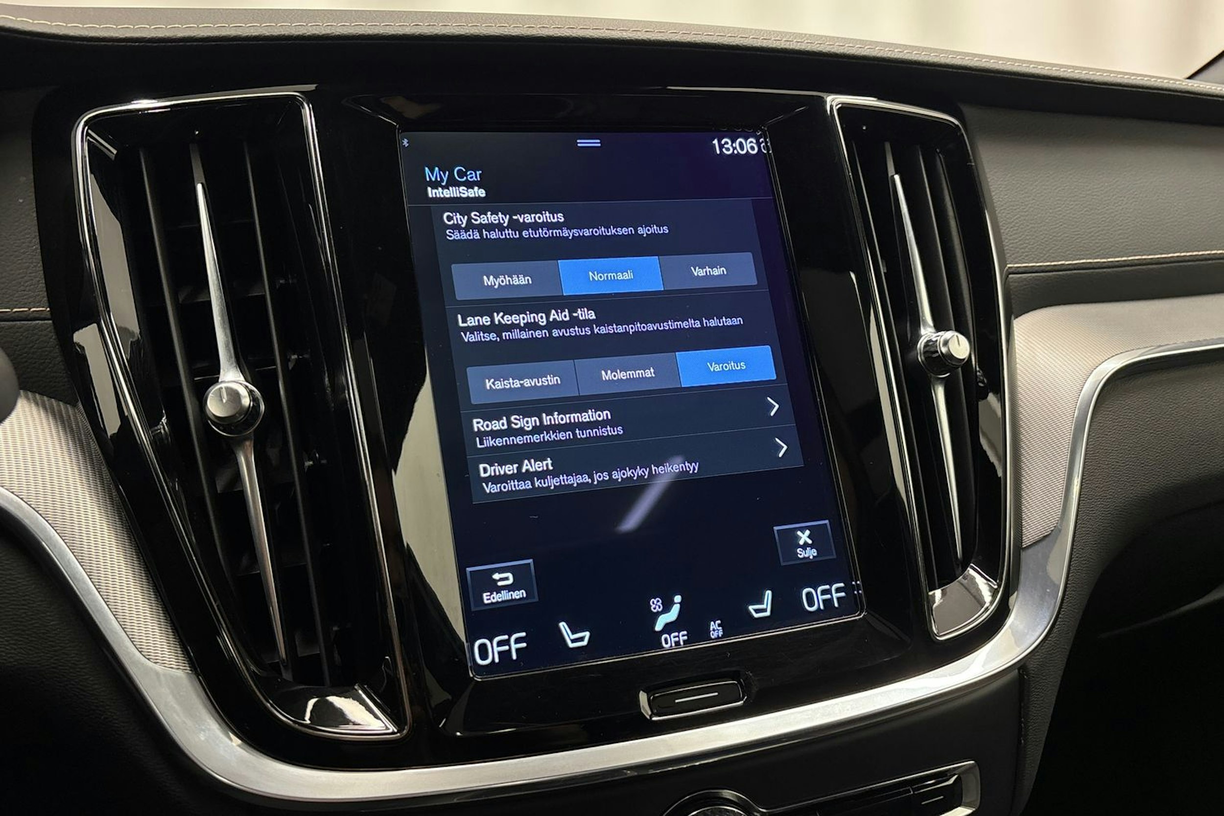 musta Volvo S60 2022 kuva 22.