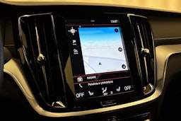 musta Volvo S60 2022 kuva 23.