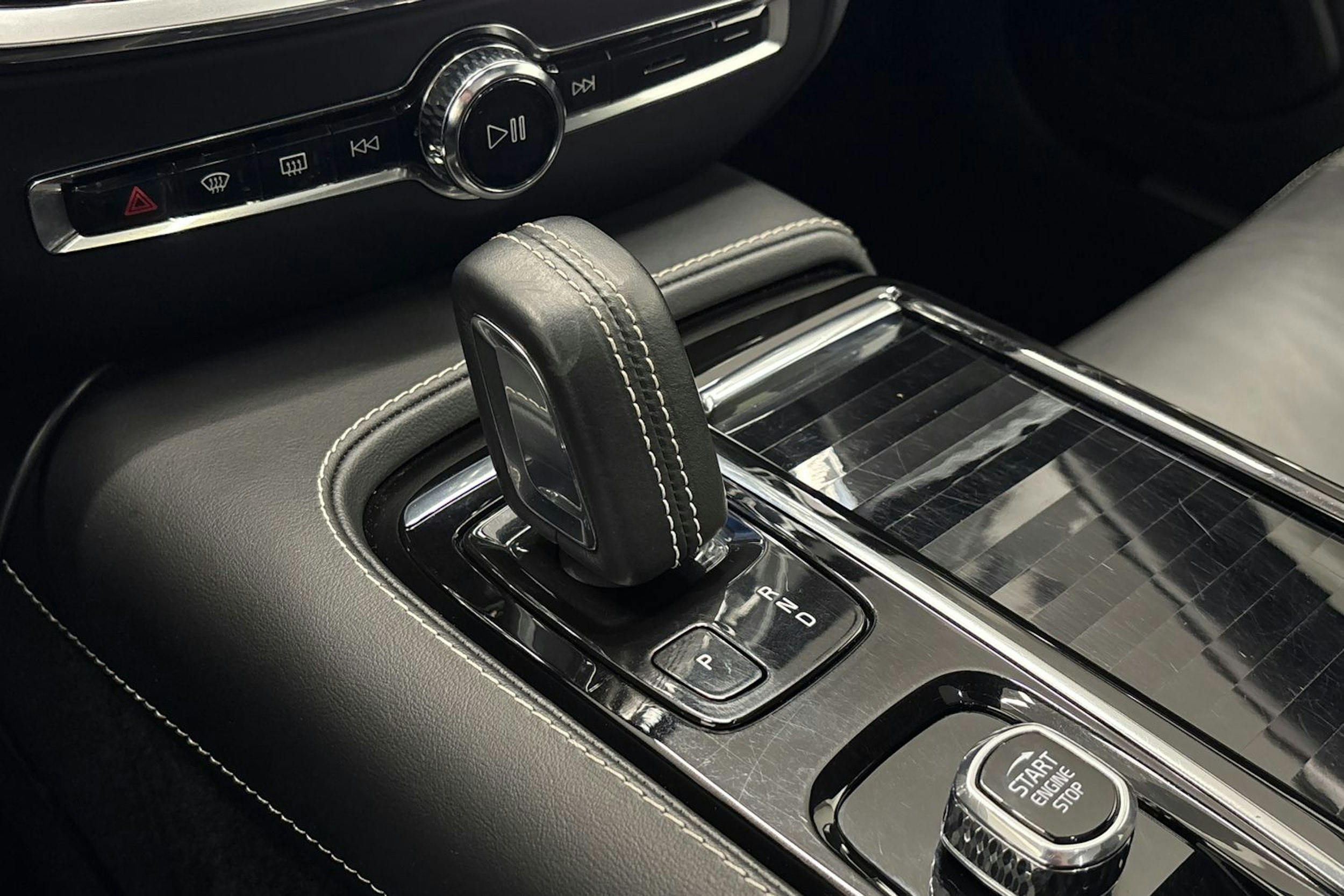 musta Volvo S60 2022 kuva 24.