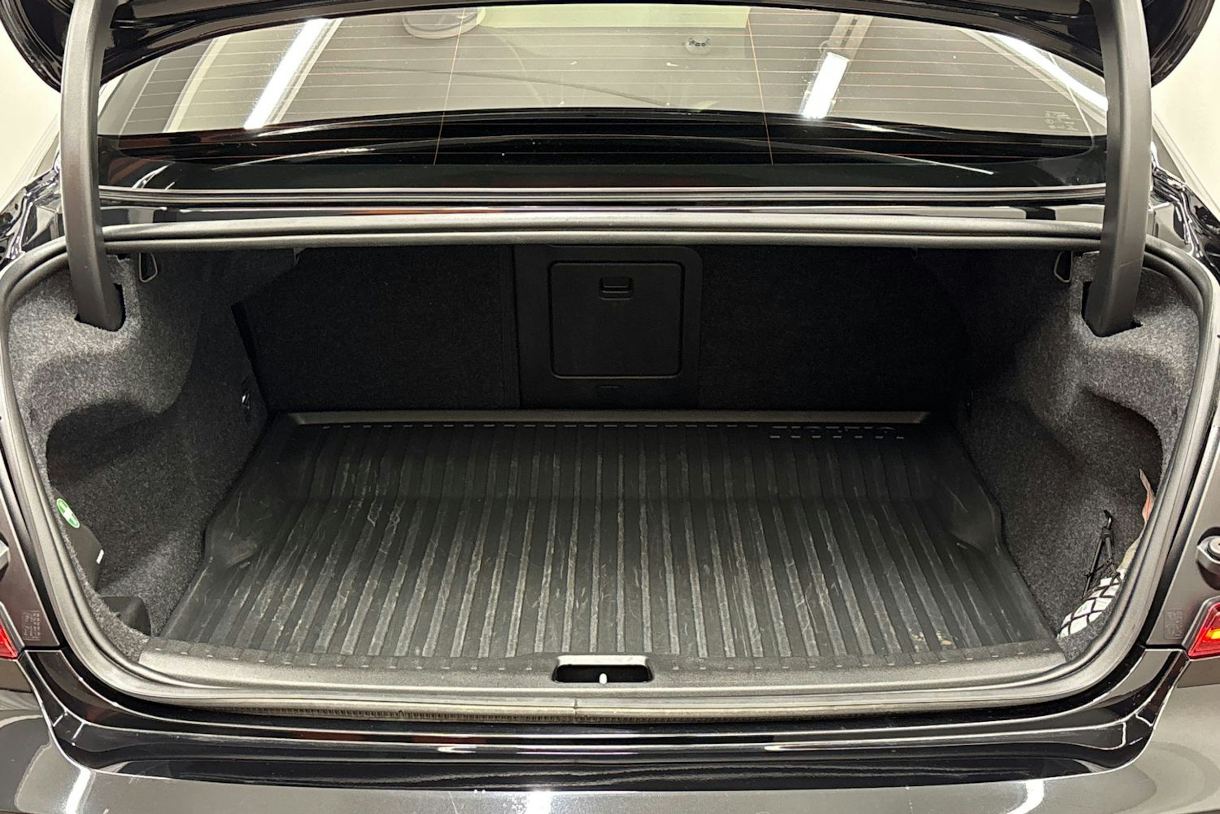 musta Volvo S60 2022 kuva 26.