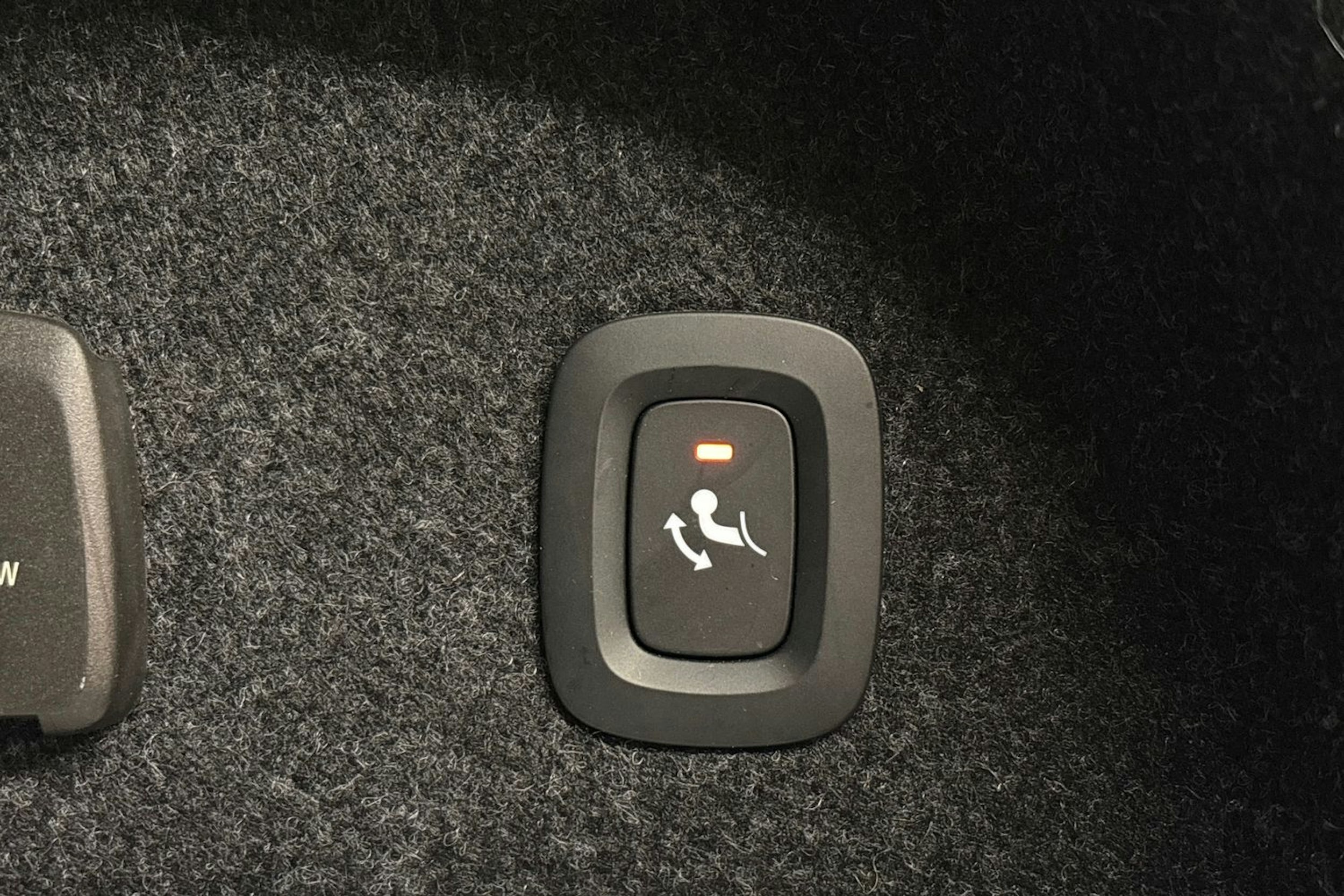 musta Volvo S60 2022 kuva 27.