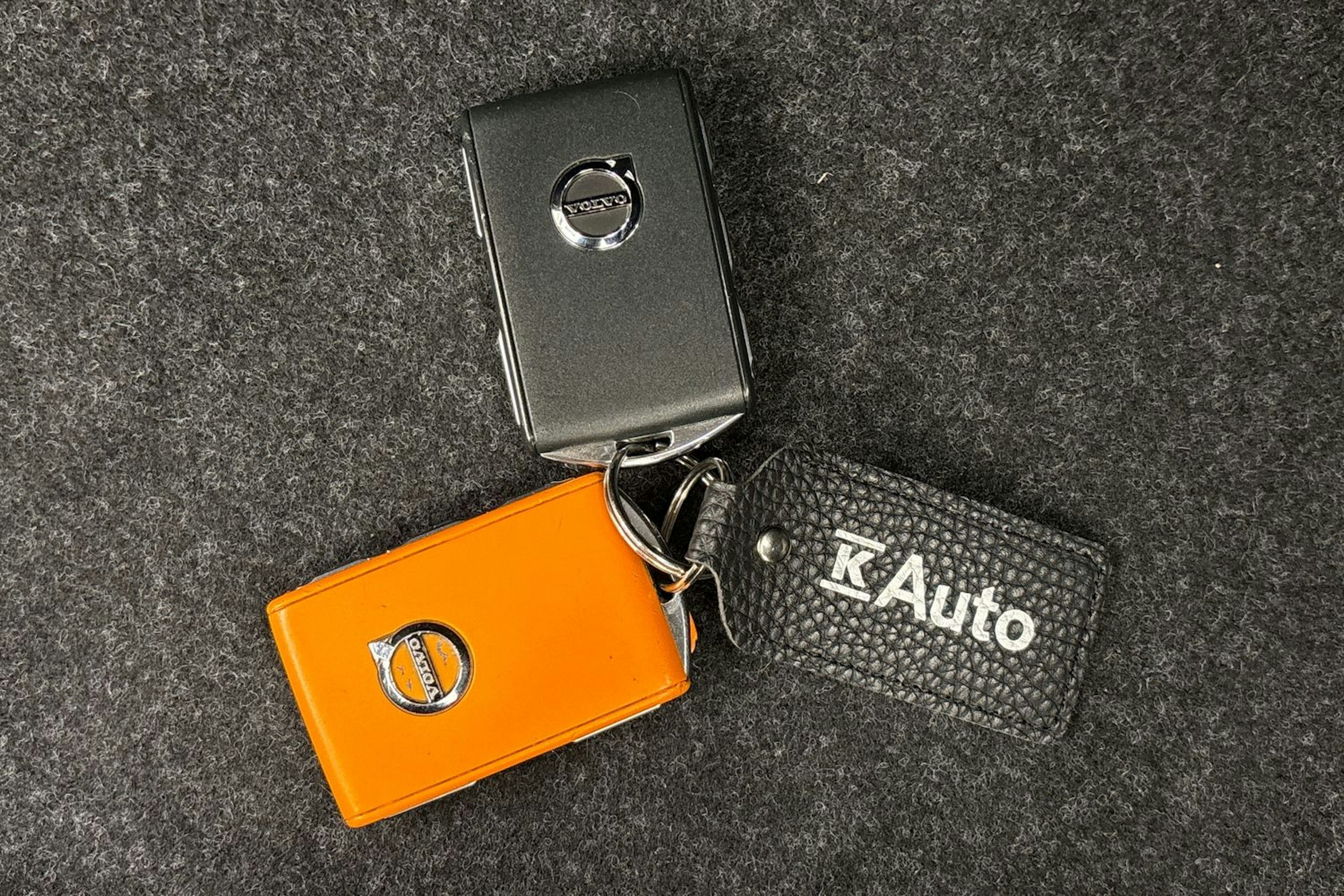 musta Volvo S60 2022 kuva 28.