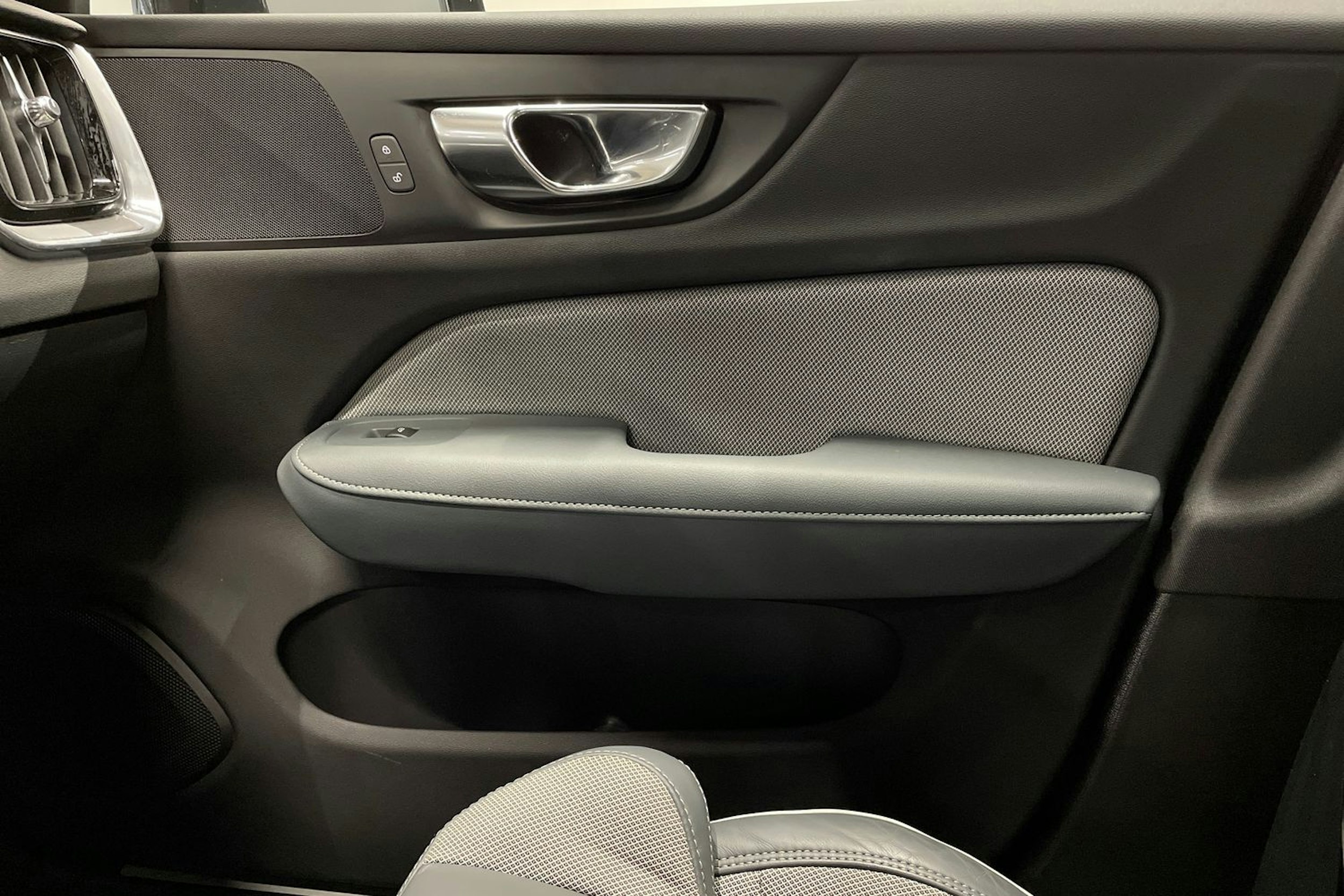 met. sininen Volvo S60 2022 kuva 18.