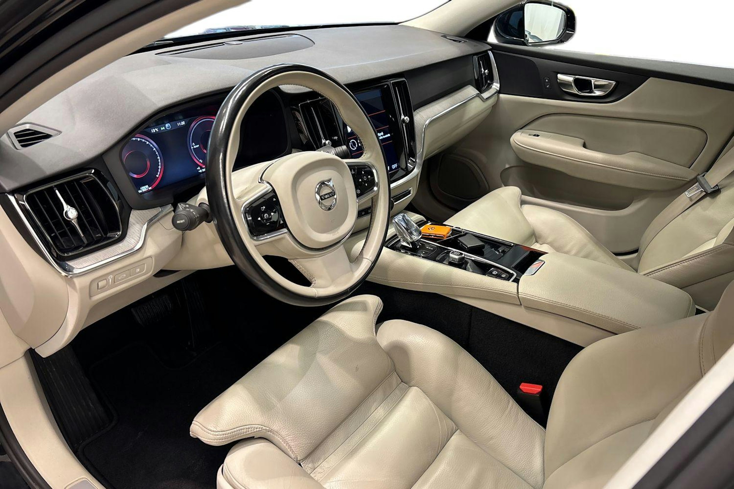 musta Volvo S60 2022 kuva 6.