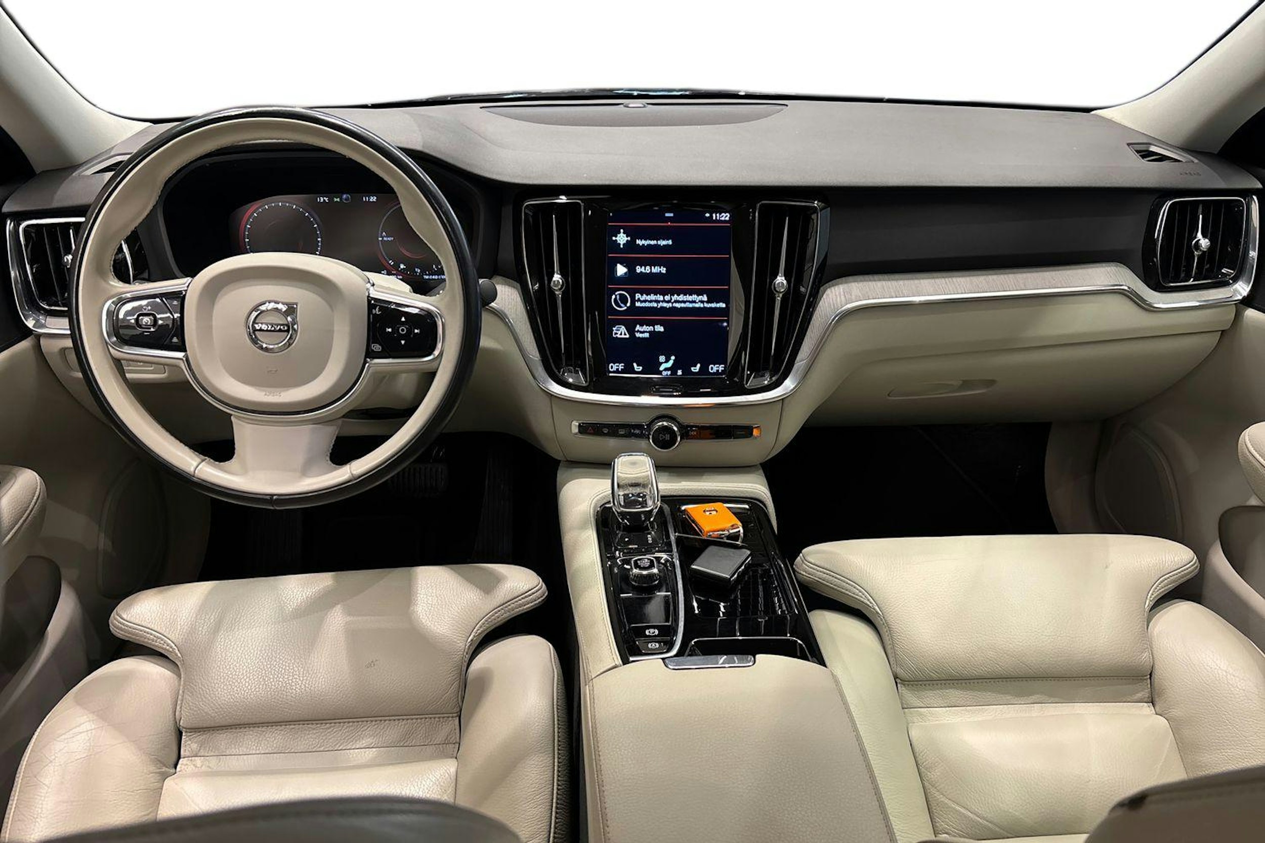 musta Volvo S60 2022 kuva 7.