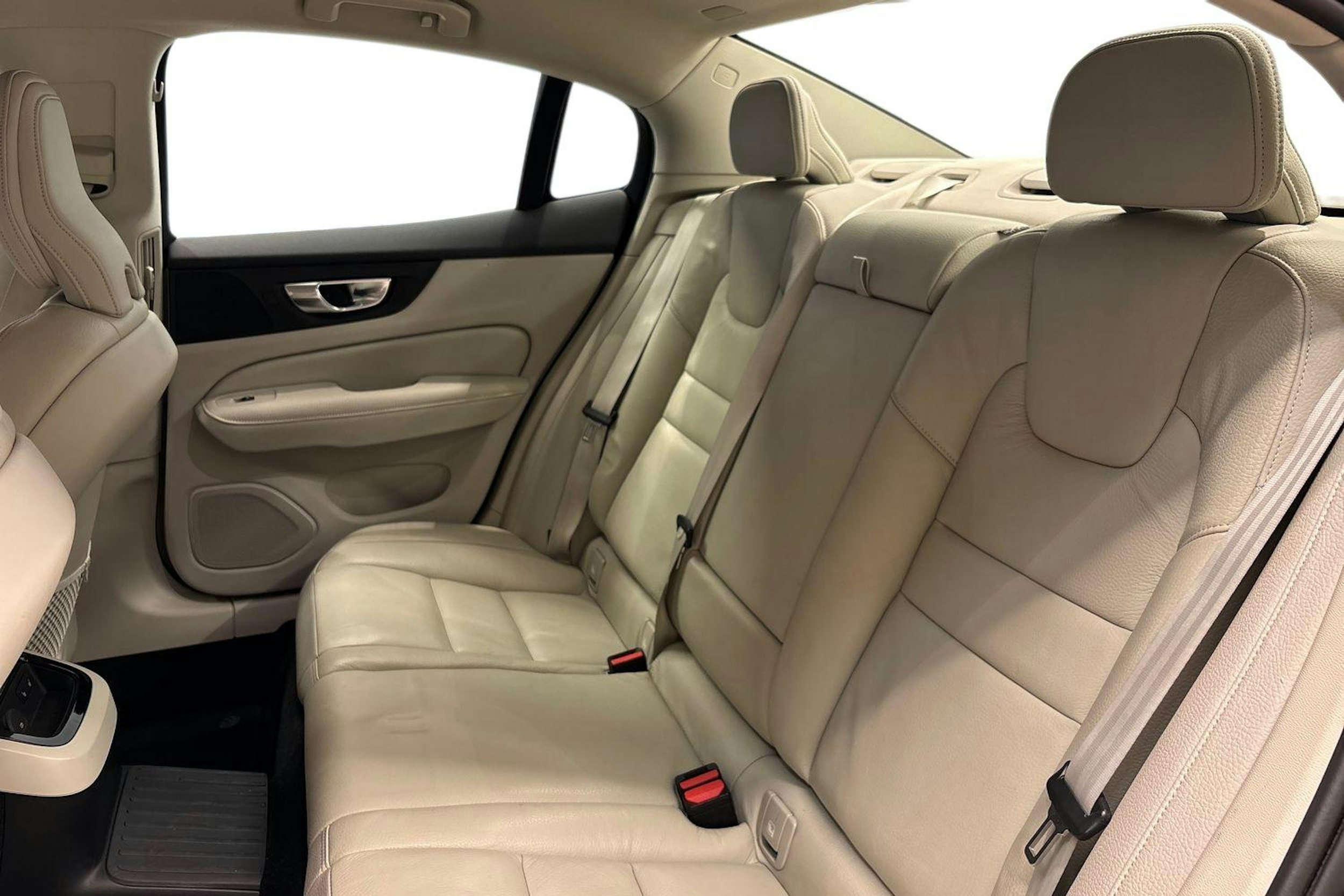 musta Volvo S60 2022 kuva 8.