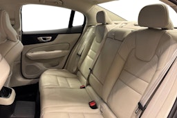 musta Volvo S60 2022 kuva 8.