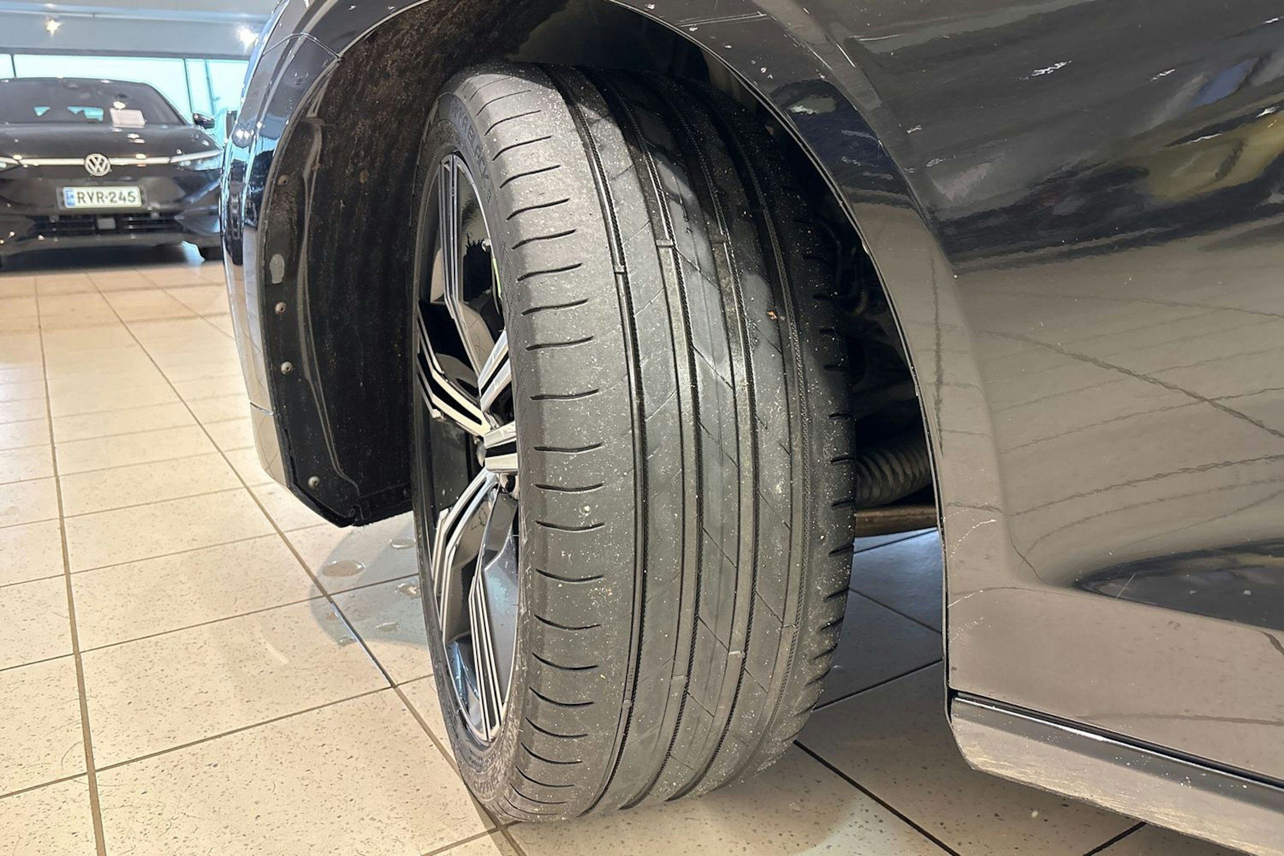 musta Volvo S60 2022 kuva 10.