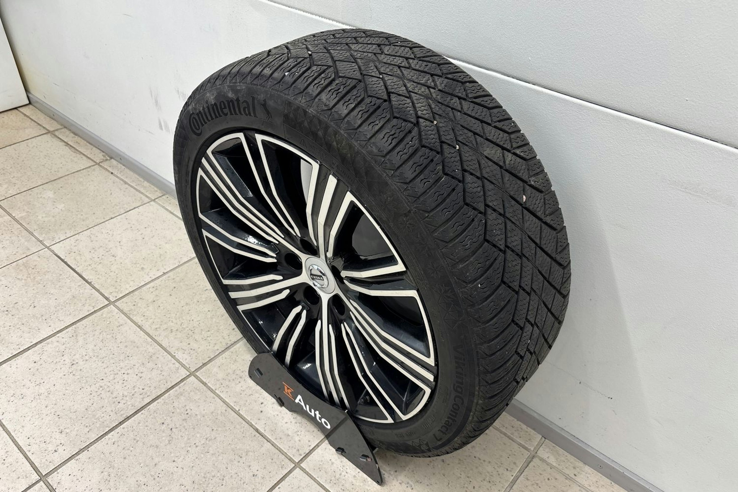 musta Volvo S60 2022 kuva 11.