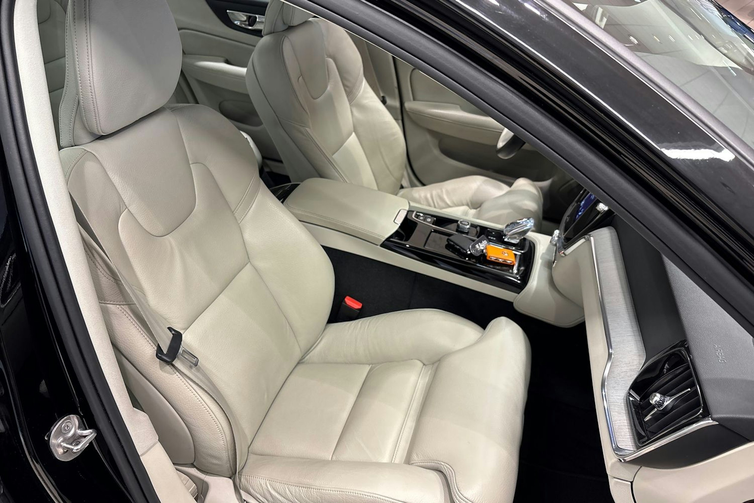 musta Volvo S60 2022 kuva 13.