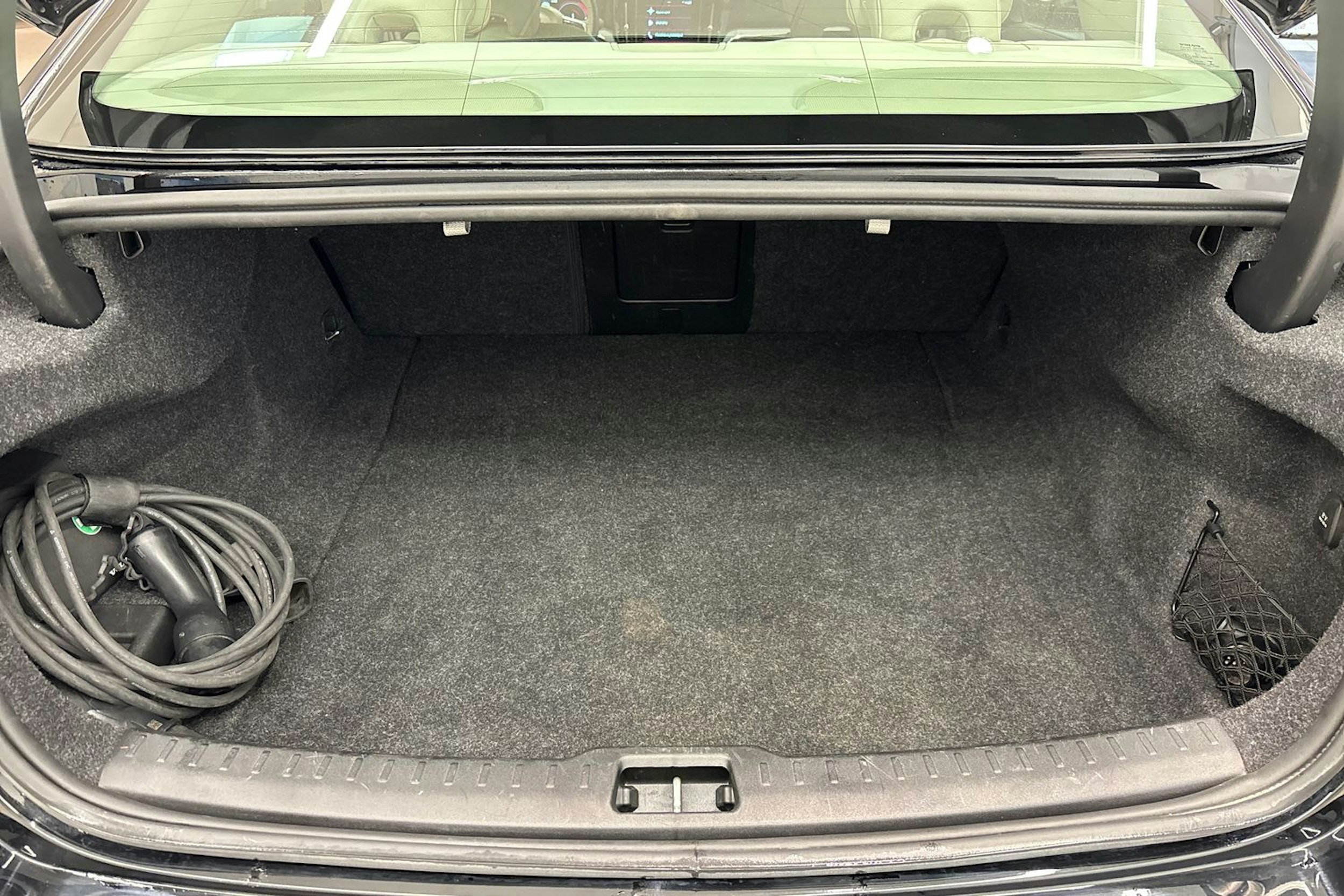 musta Volvo S60 2022 kuva 14.