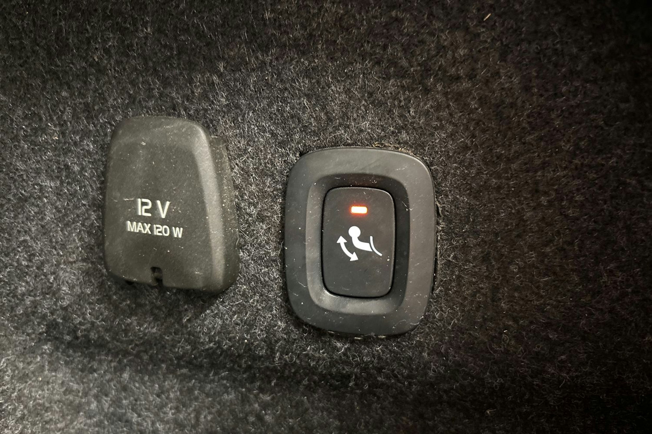 musta Volvo S60 2022 kuva 15.