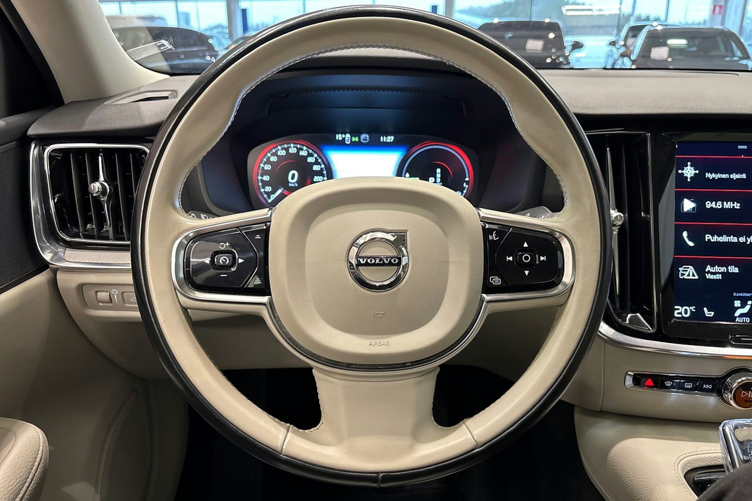 musta Volvo S60 2022 kuva 17.