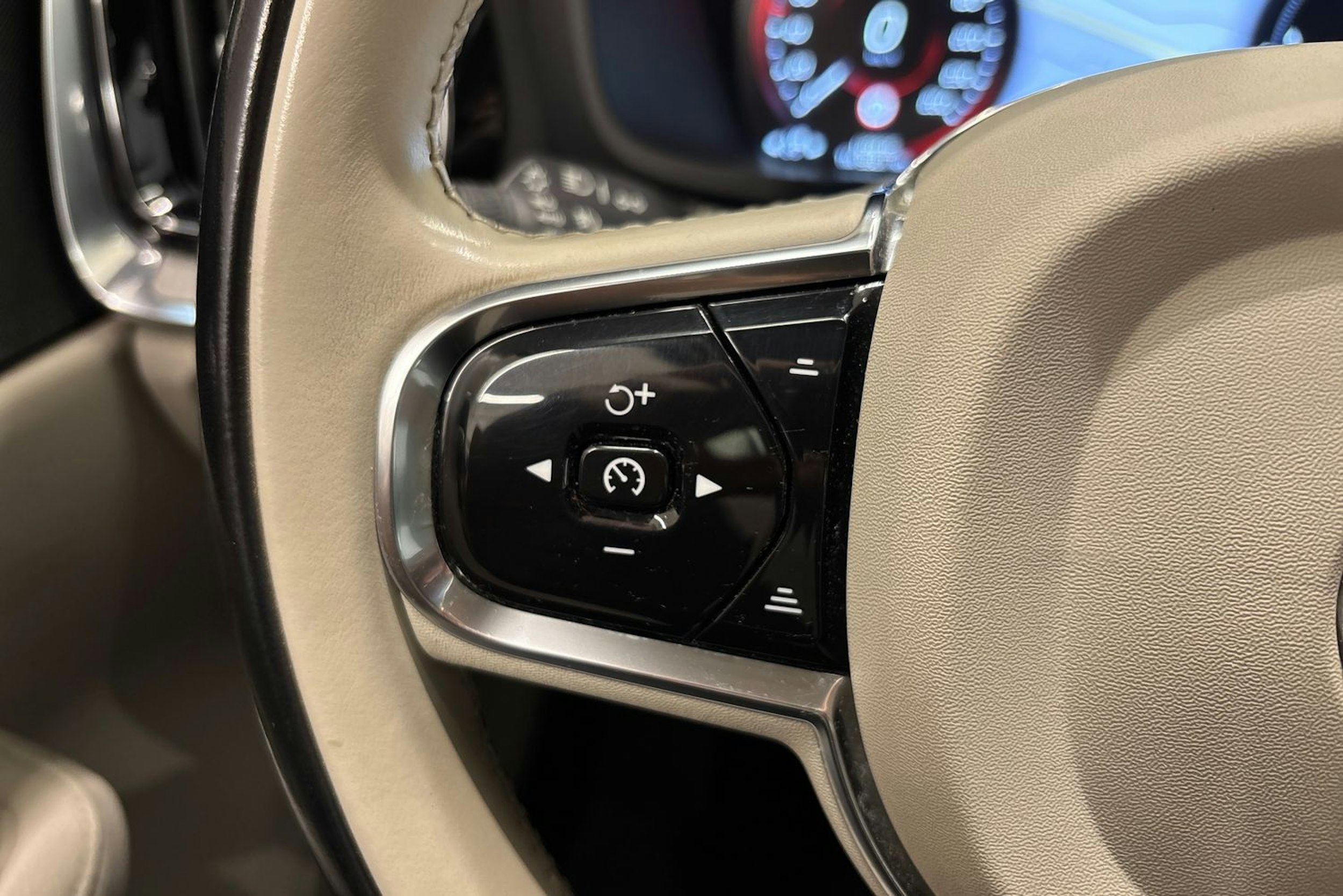 musta Volvo S60 2022 kuva 18.