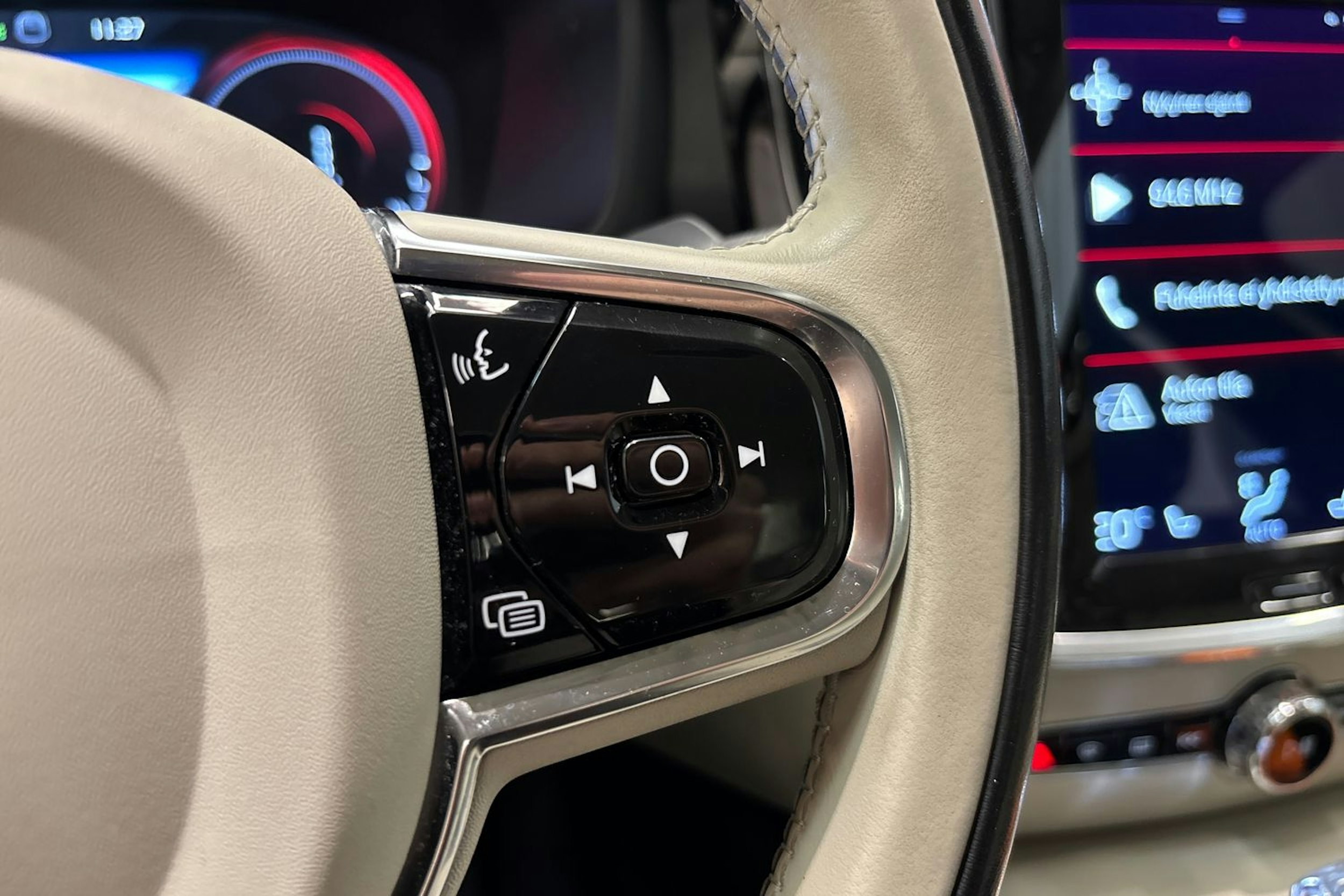 musta Volvo S60 2022 kuva 19.