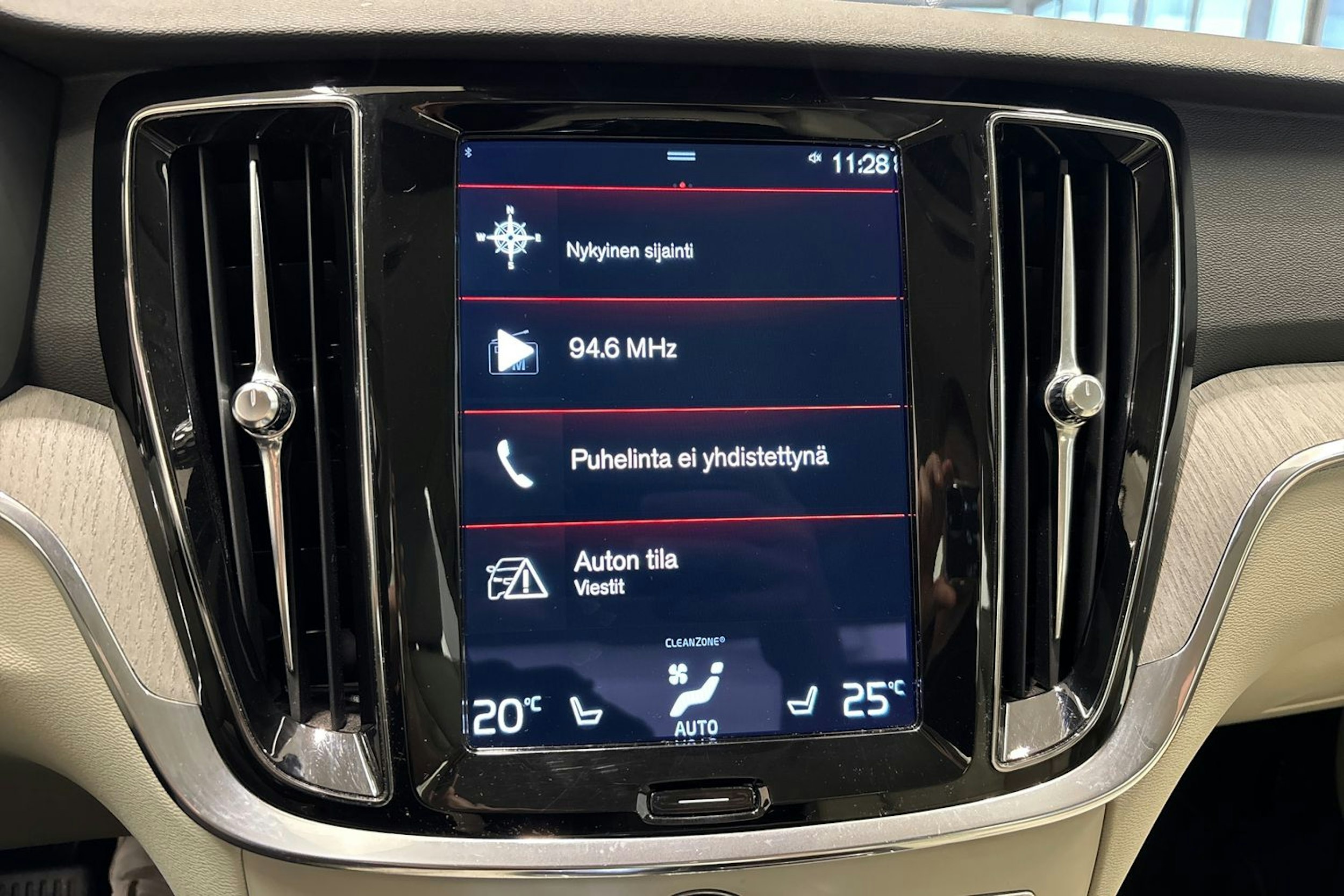 musta Volvo S60 2022 kuva 20.