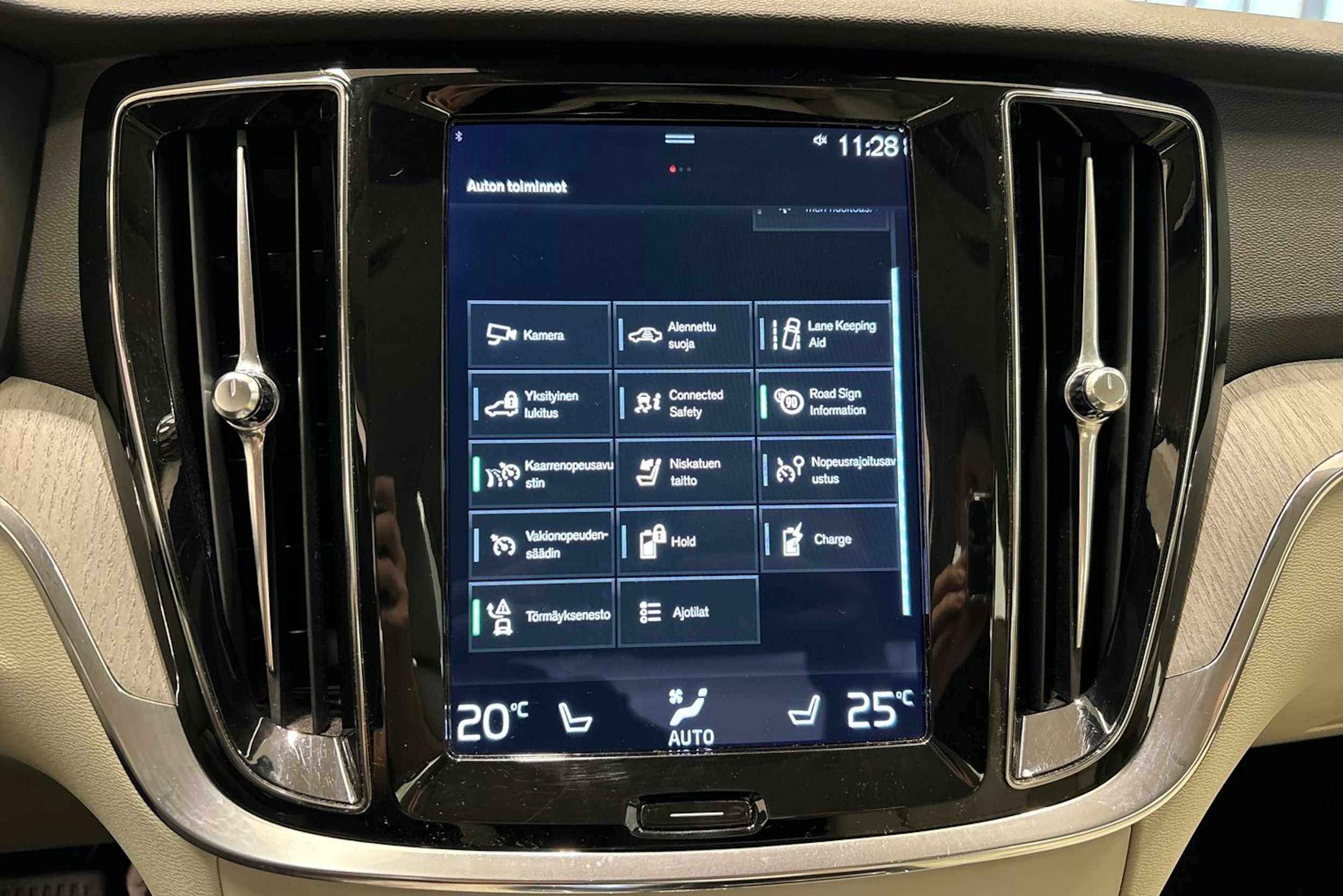 musta Volvo S60 2022 kuva 21.