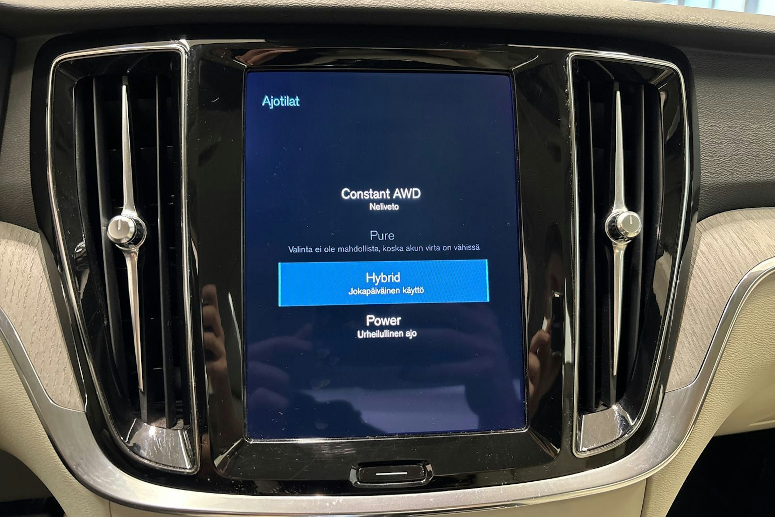 musta Volvo S60 2022 kuva 22.