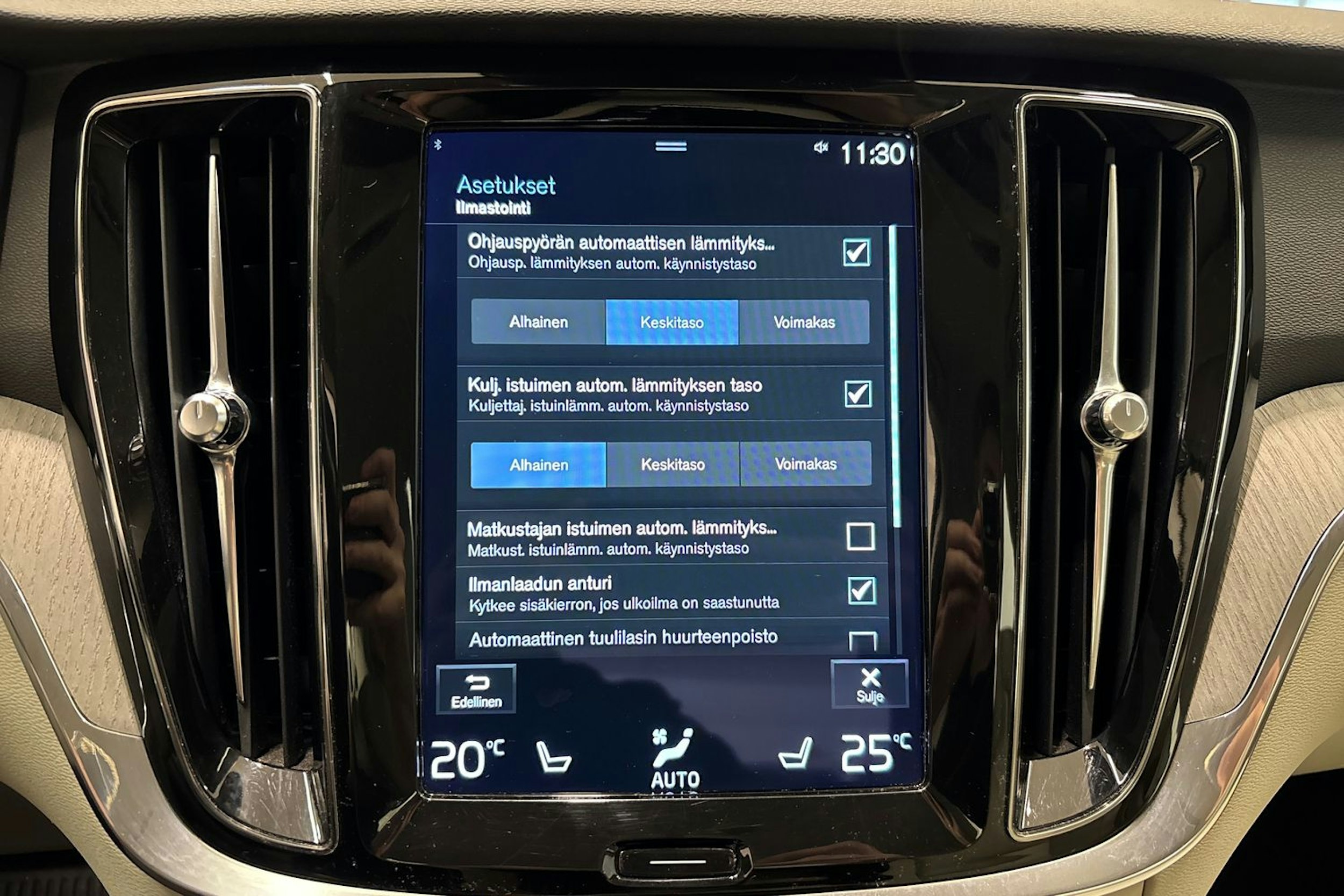 musta Volvo S60 2022 kuva 23.