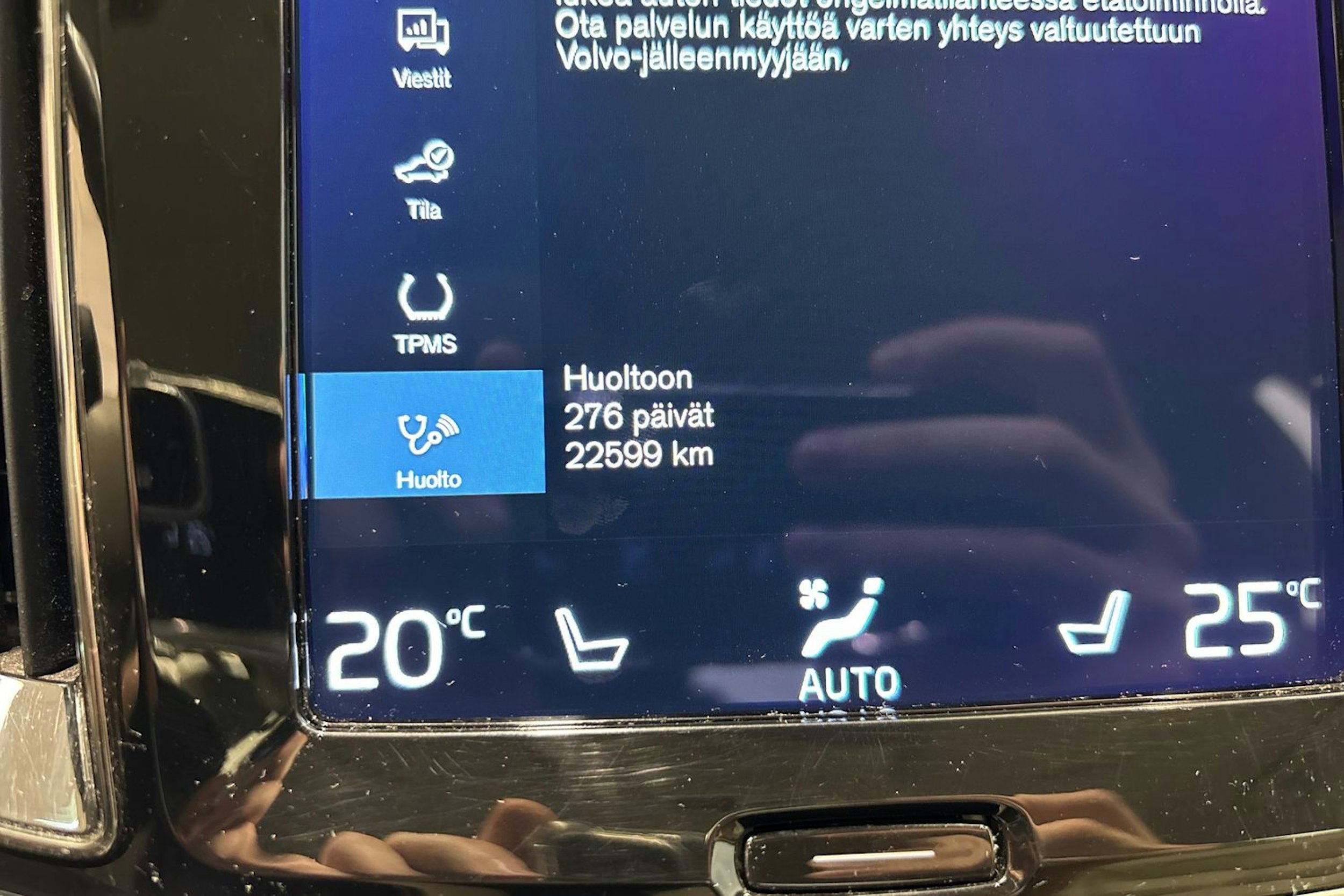 musta Volvo S60 2022 kuva 24.