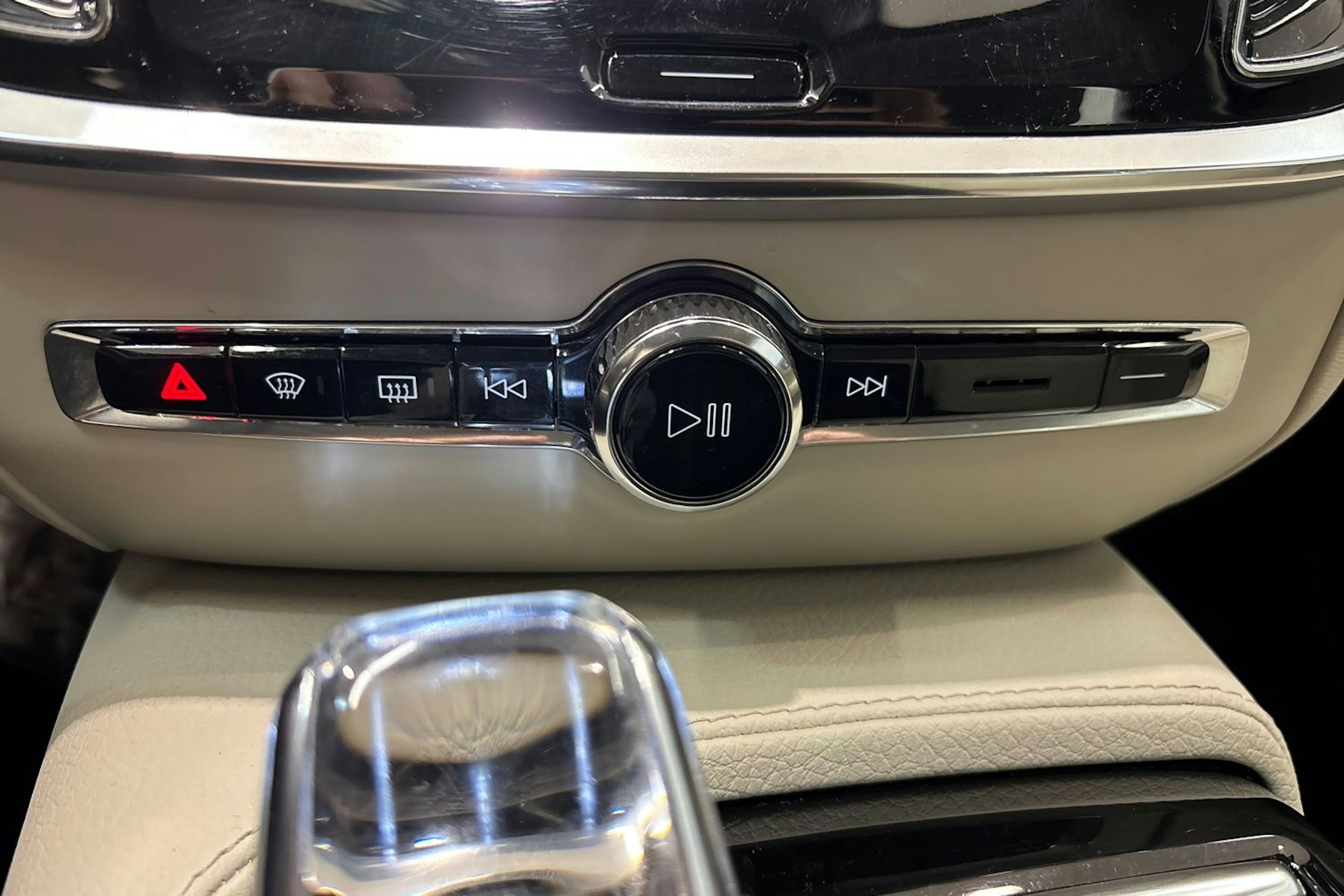 musta Volvo S60 2022 kuva 26.