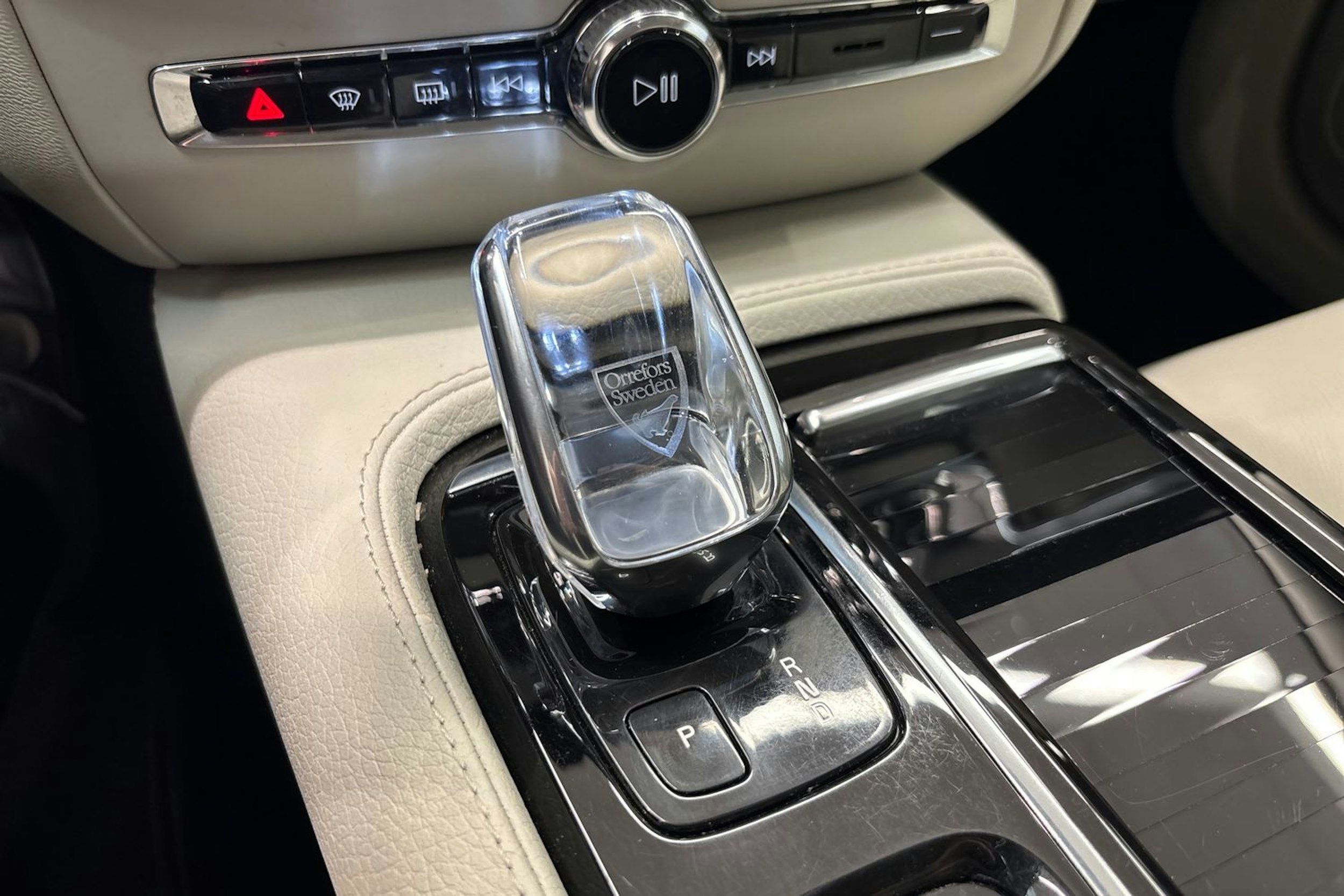 musta Volvo S60 2022 kuva 27.