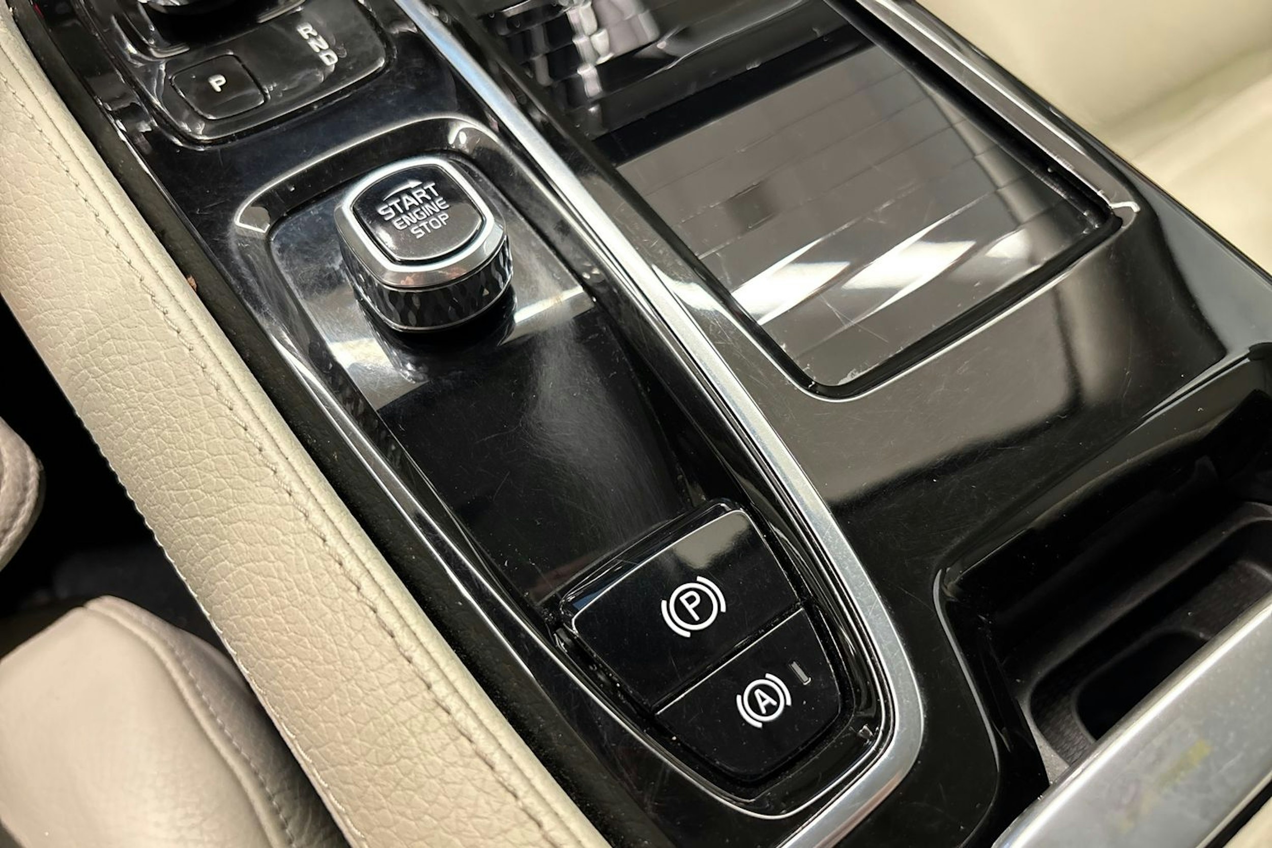 musta Volvo S60 2022 kuva 28.