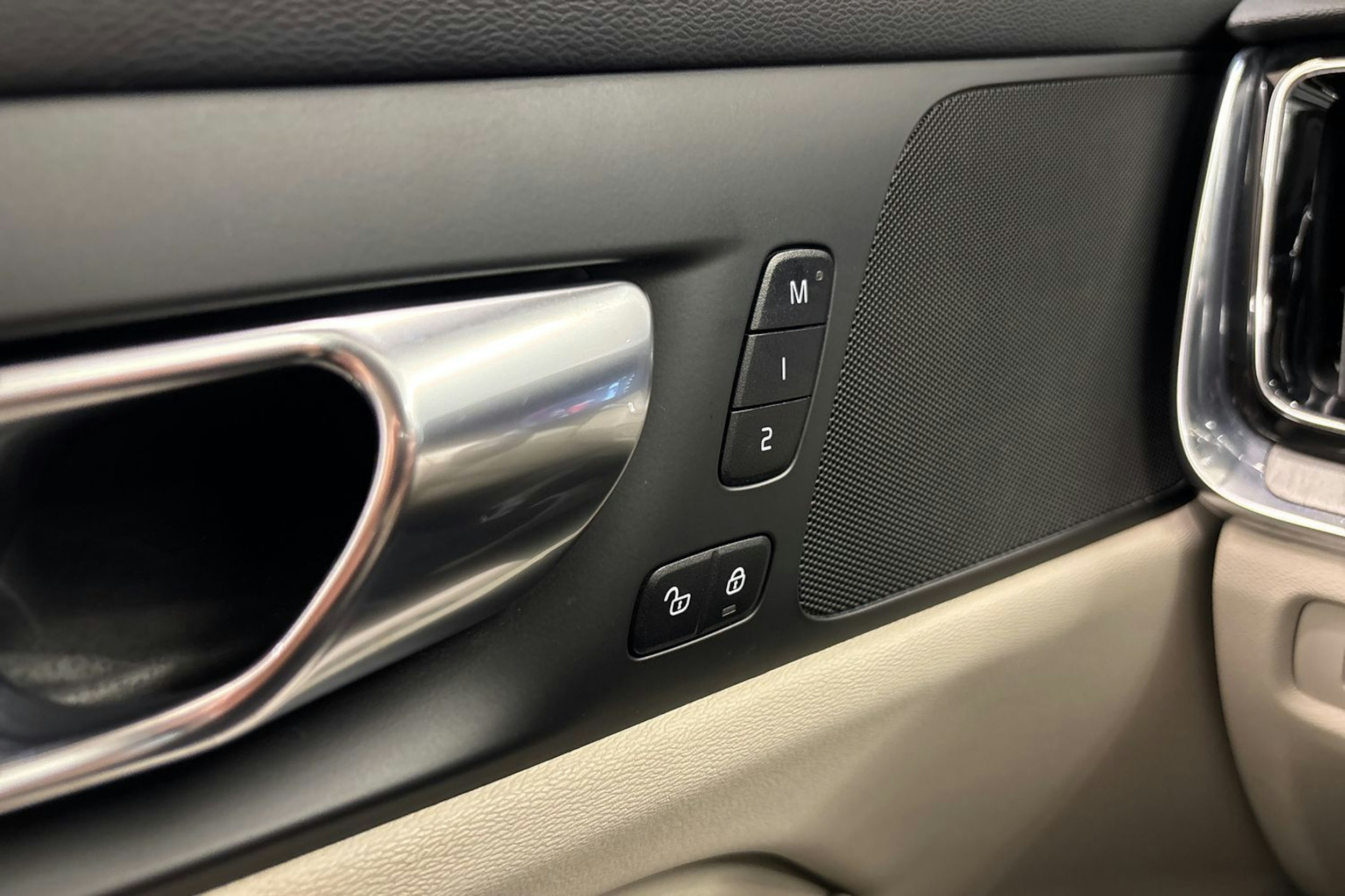 musta Volvo S60 2022 kuva 29.