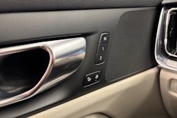 musta Volvo S60 2022 kuva 29.