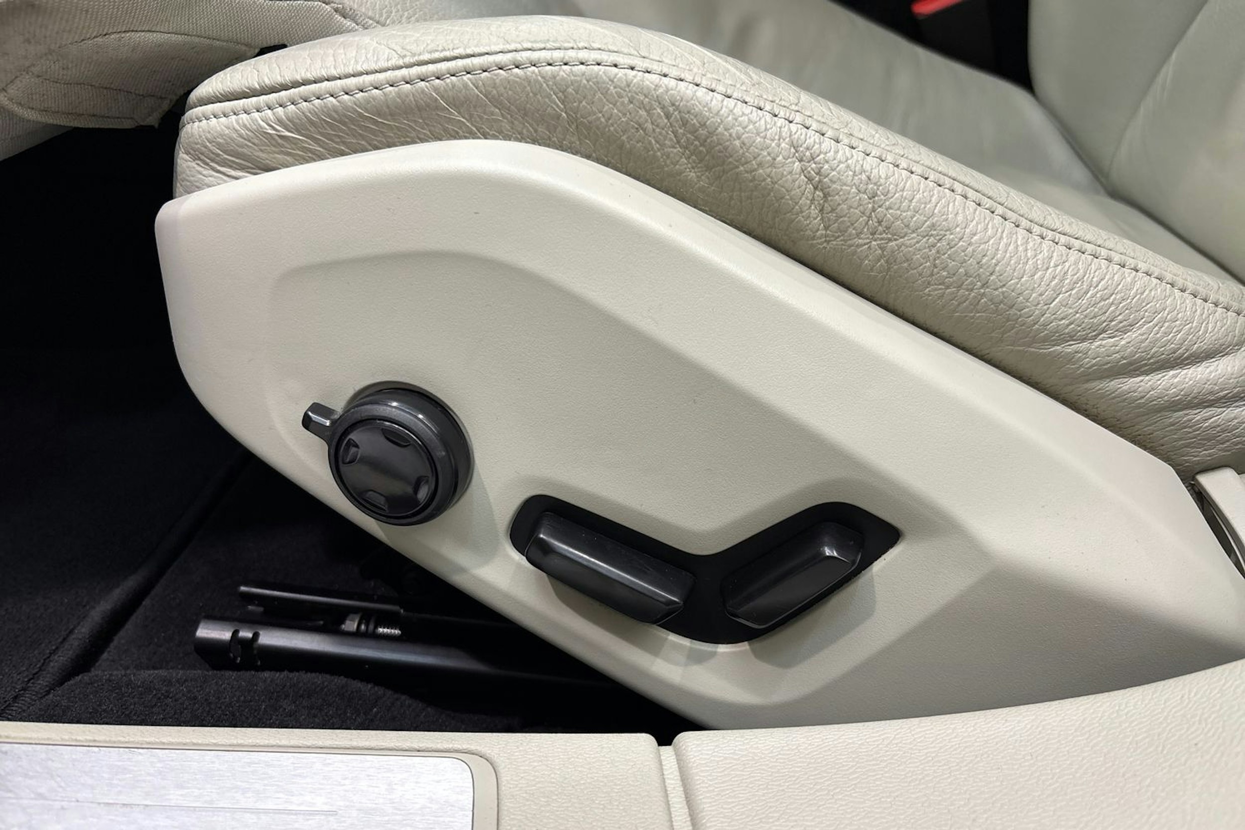 musta Volvo S60 2022 kuva 30.