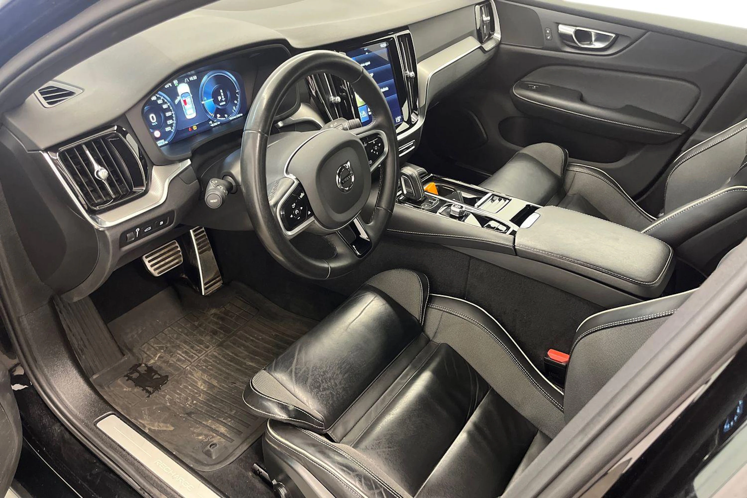 musta Volvo S60 2022 kuva 6.