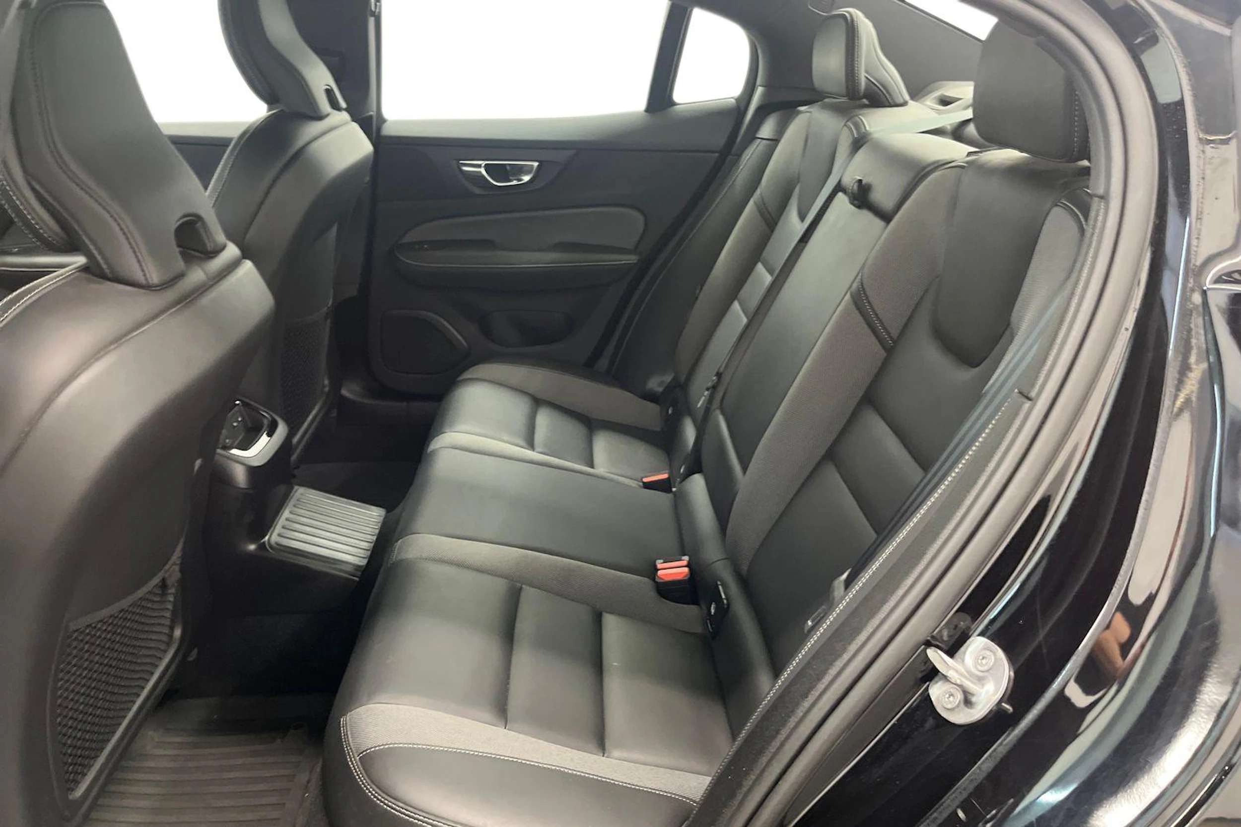 musta Volvo S60 2022 kuva 8.