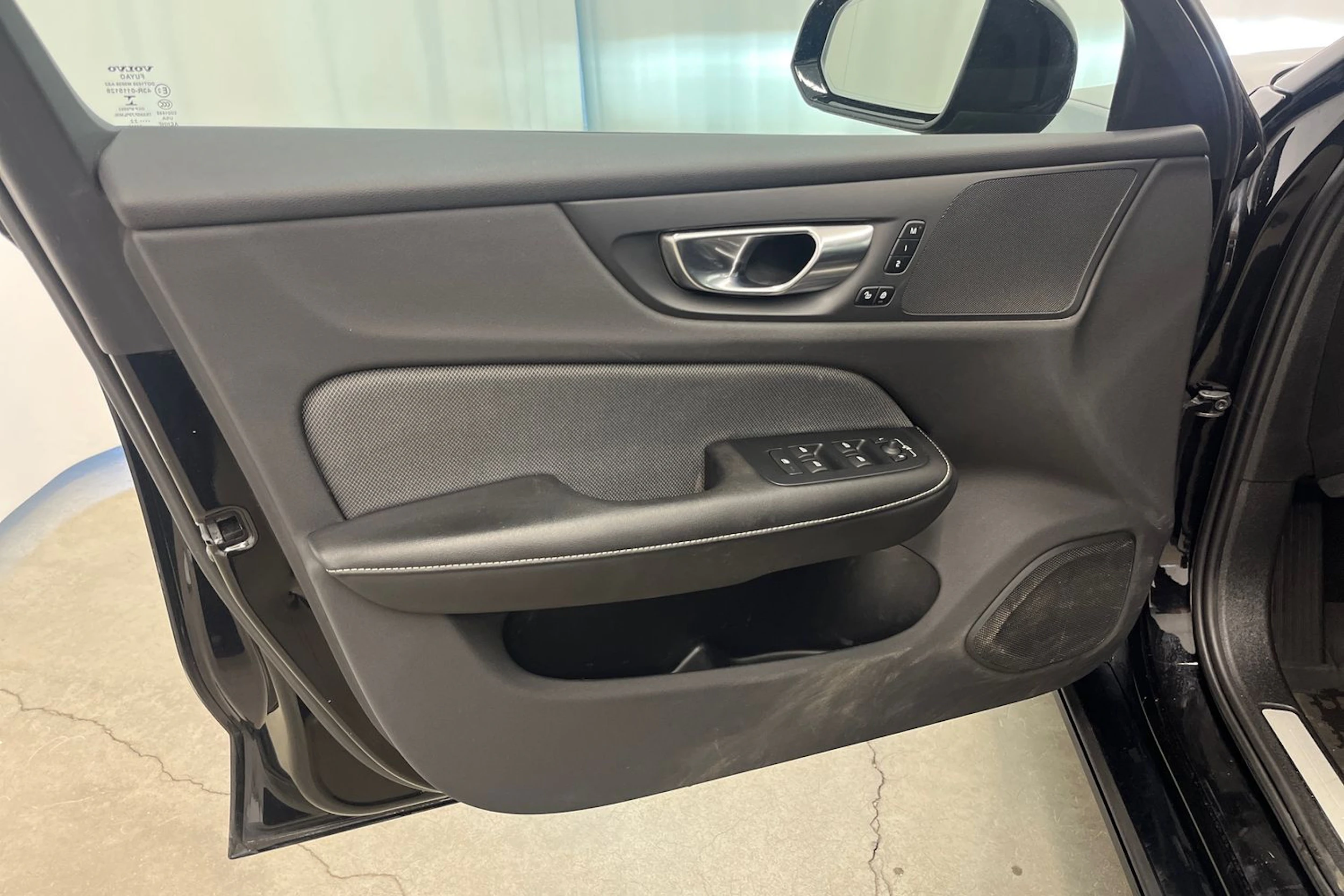 musta Volvo S60 2022 kuva 11.