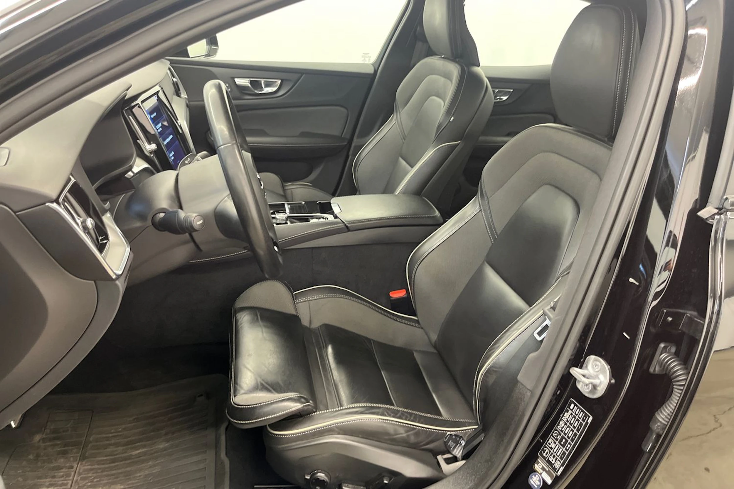 musta Volvo S60 2022 kuva 12.