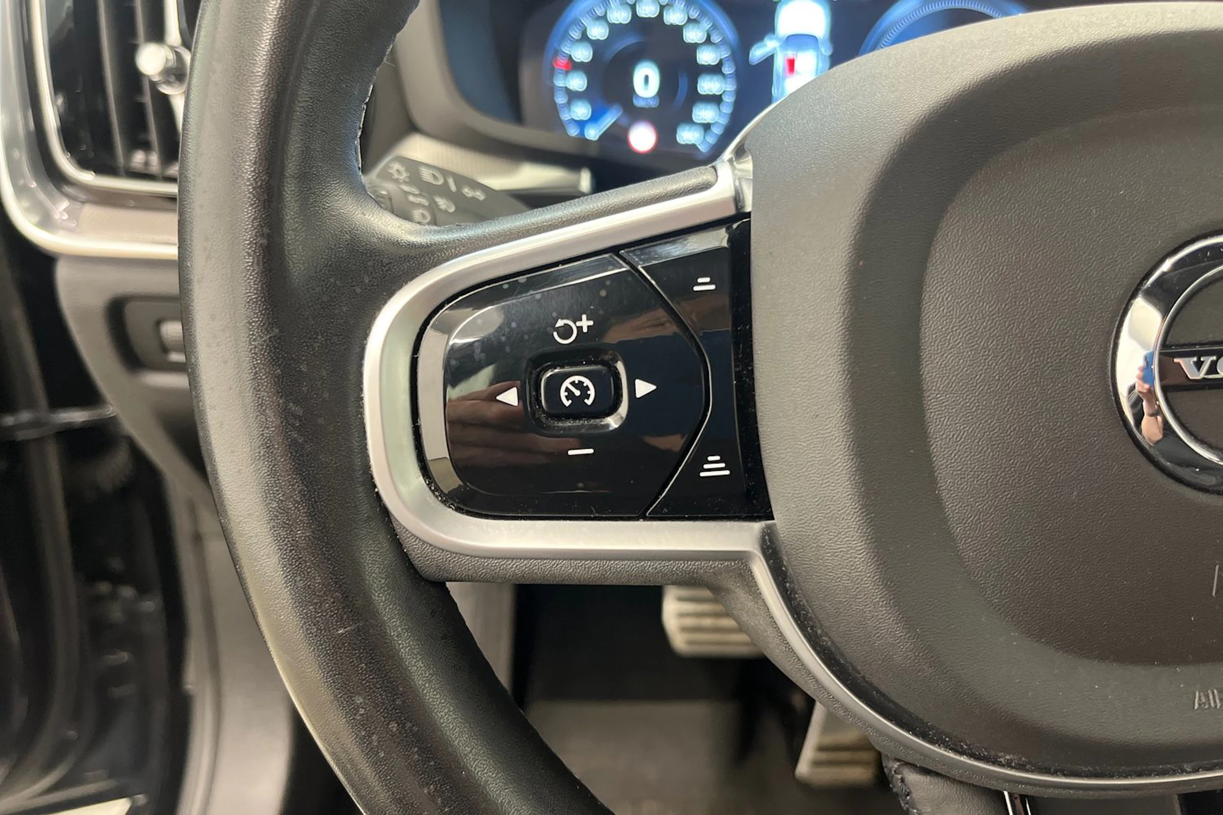 musta Volvo S60 2022 kuva 13.