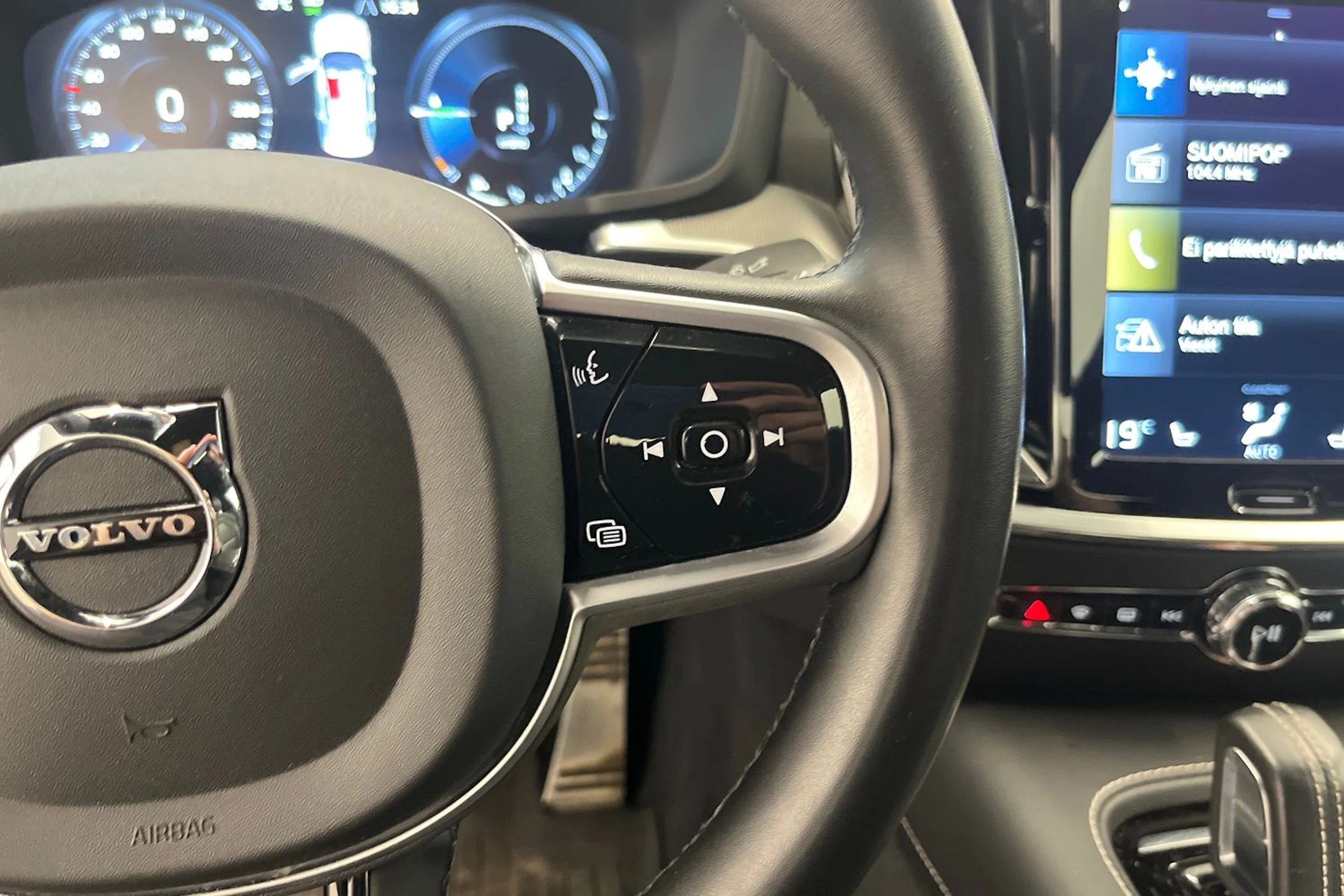 musta Volvo S60 2022 kuva 14.