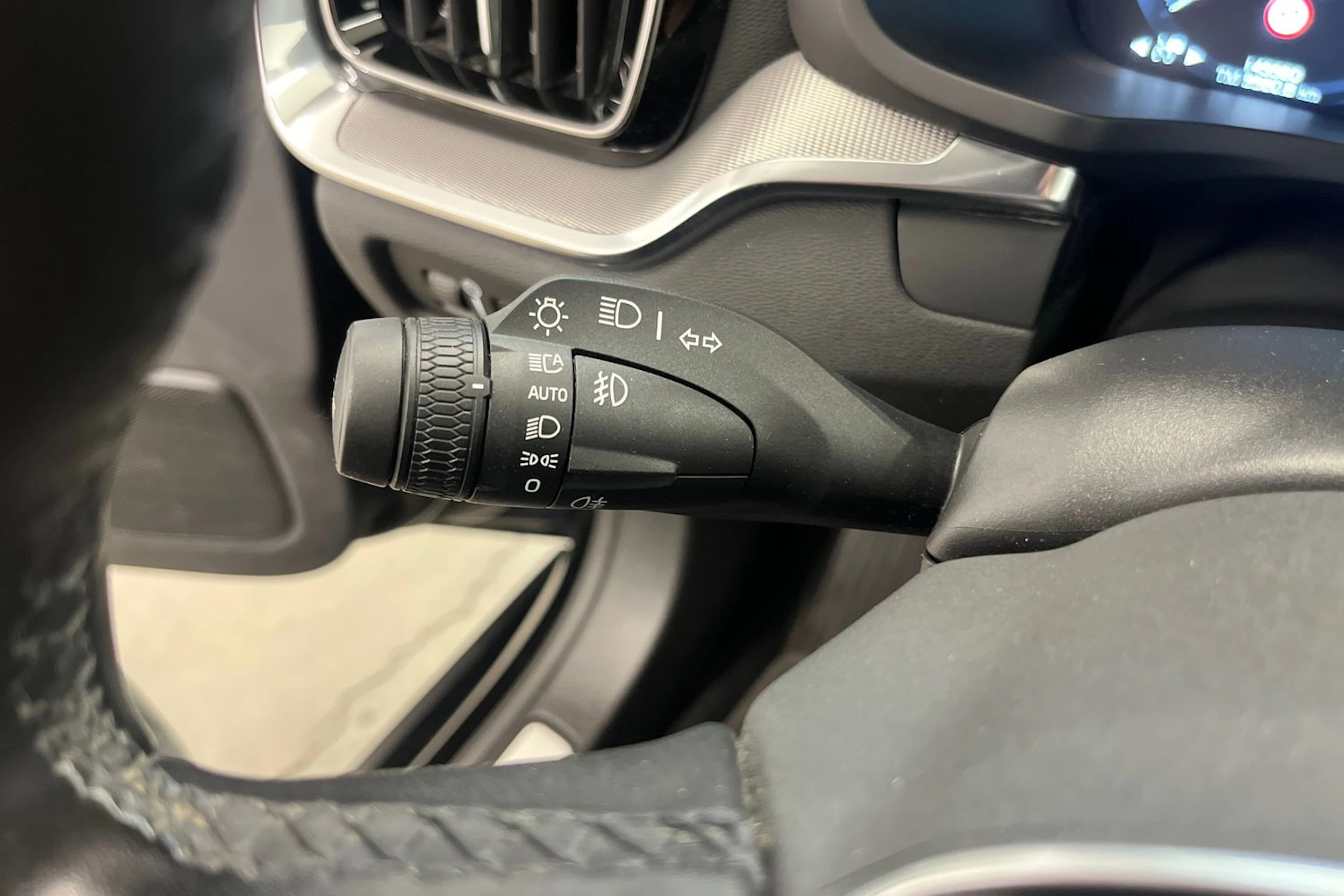 musta Volvo S60 2022 kuva 15.