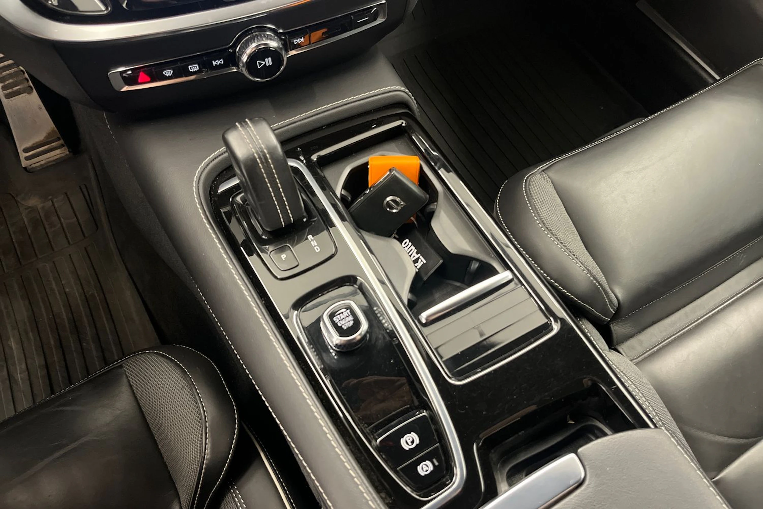 musta Volvo S60 2022 kuva 19.