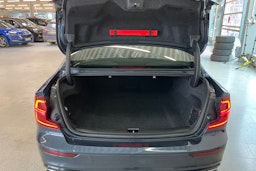 Sininen Volvo S60 2022 kuva 21.