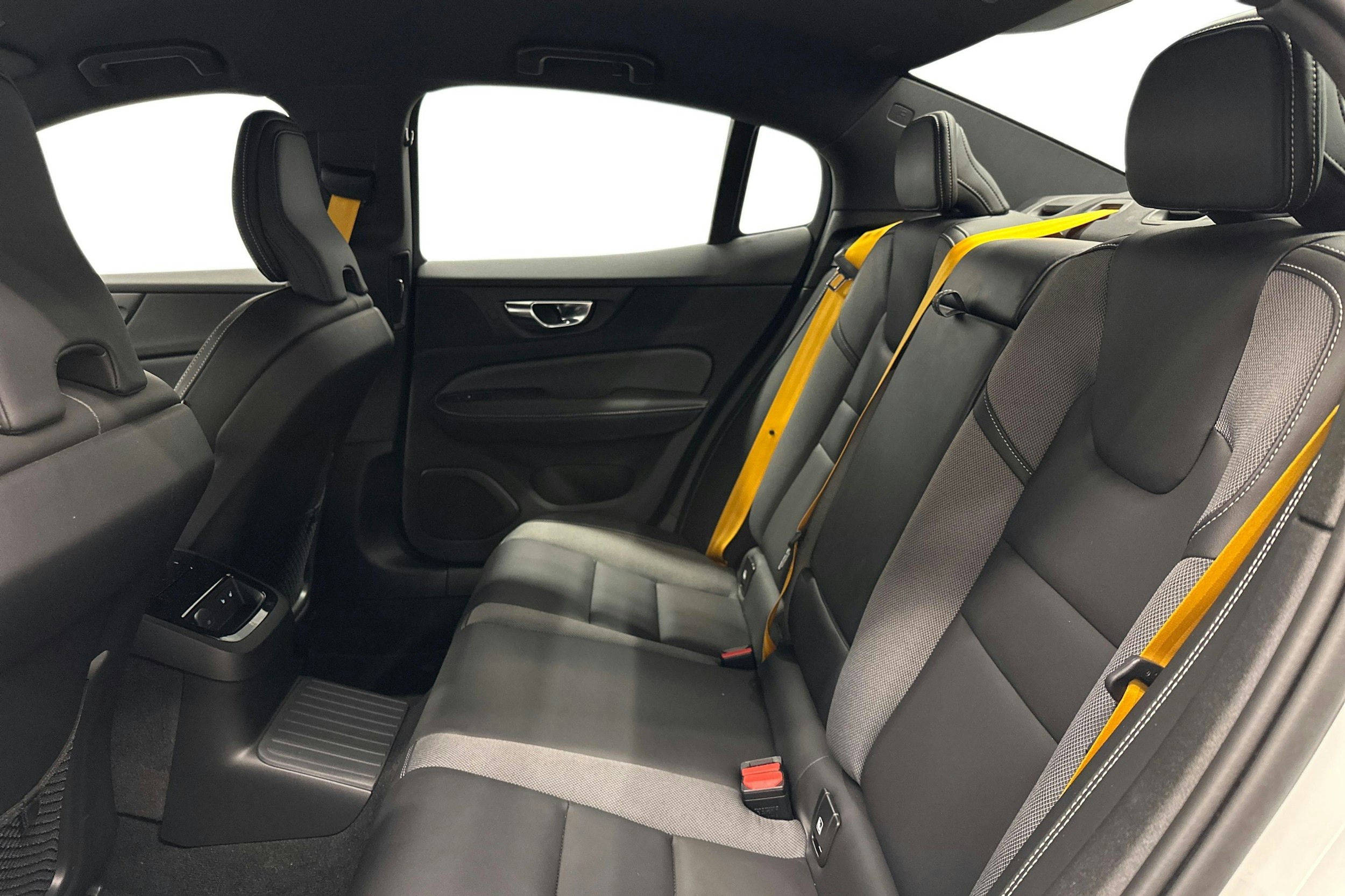 valkoinen Volvo S60 2022 kuva 10.